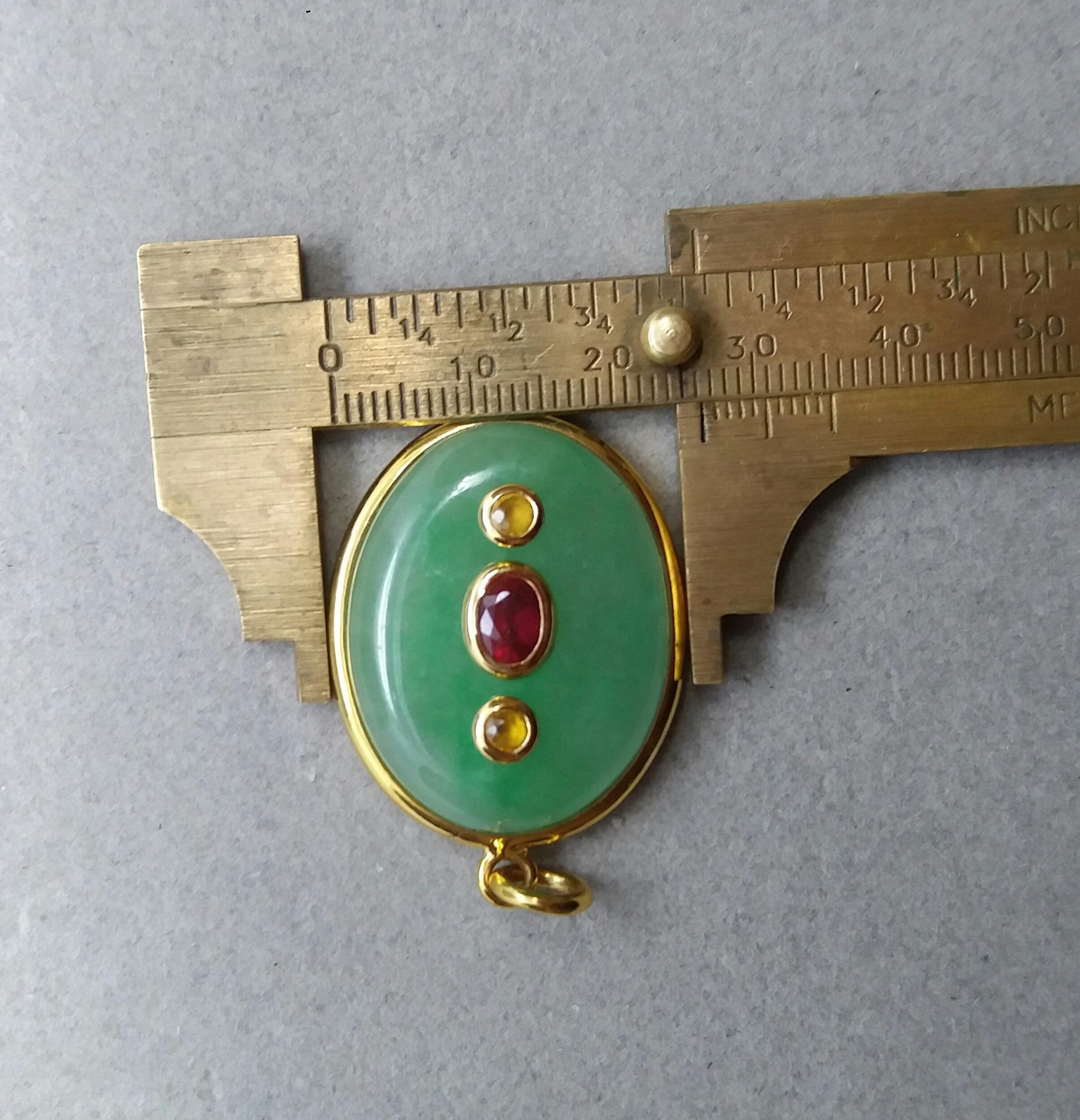 Contemporain Pendentif en or jaune 18 carats cabochon ovale facetté rubis jaune saphir jaune cabochon ovale en vente
