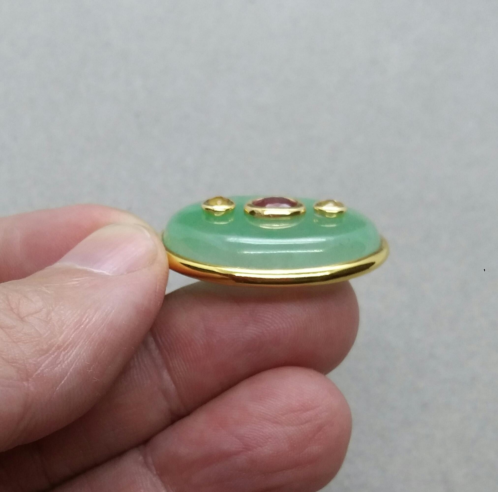 Taille ovale Pendentif en or jaune 18 carats cabochon ovale facetté rubis jaune saphir jaune cabochon ovale en vente