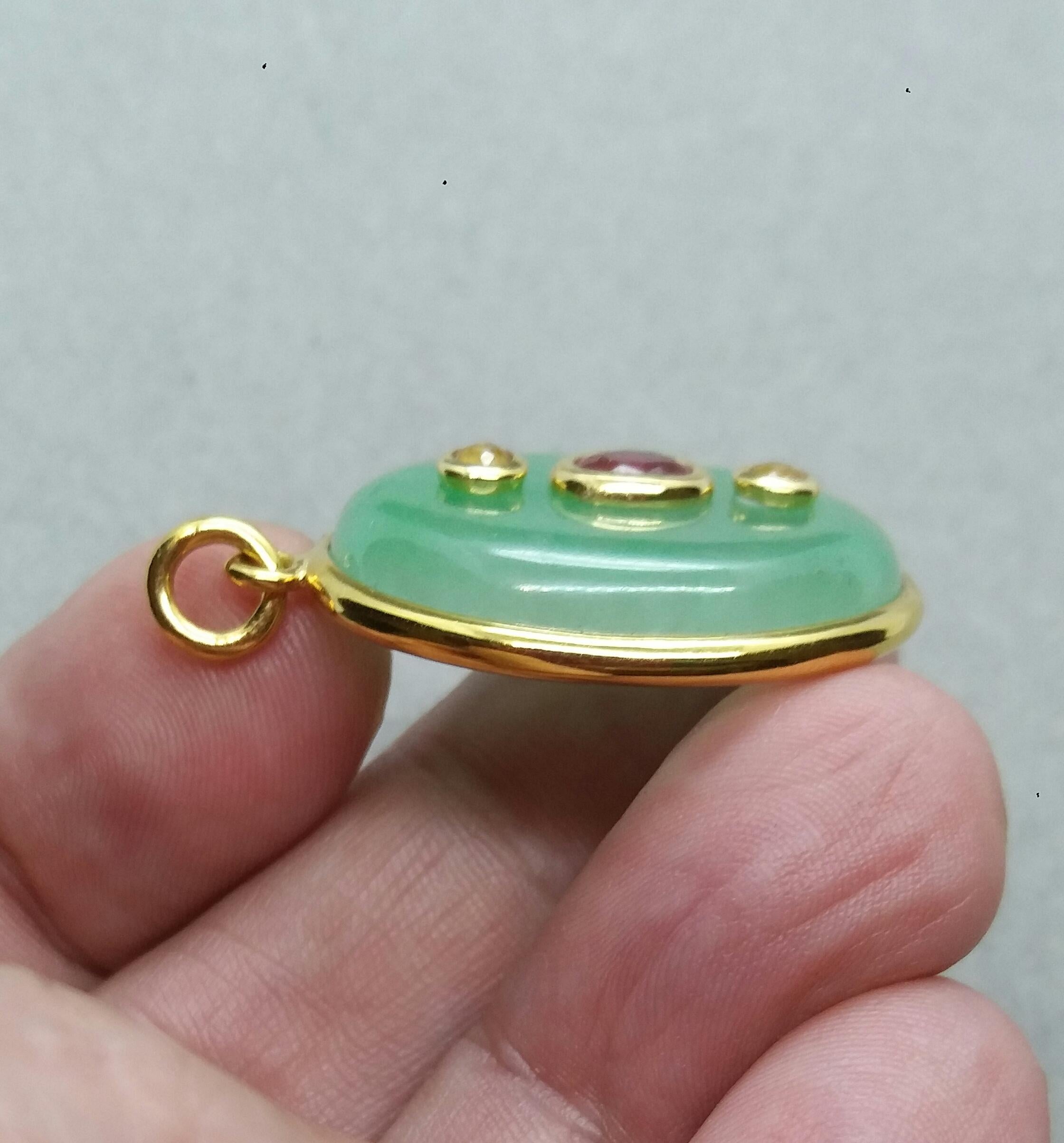 Pendentif en or jaune 18 carats cabochon ovale facetté rubis jaune saphir jaune cabochon ovale Bon état - En vente à Bangkok, TH