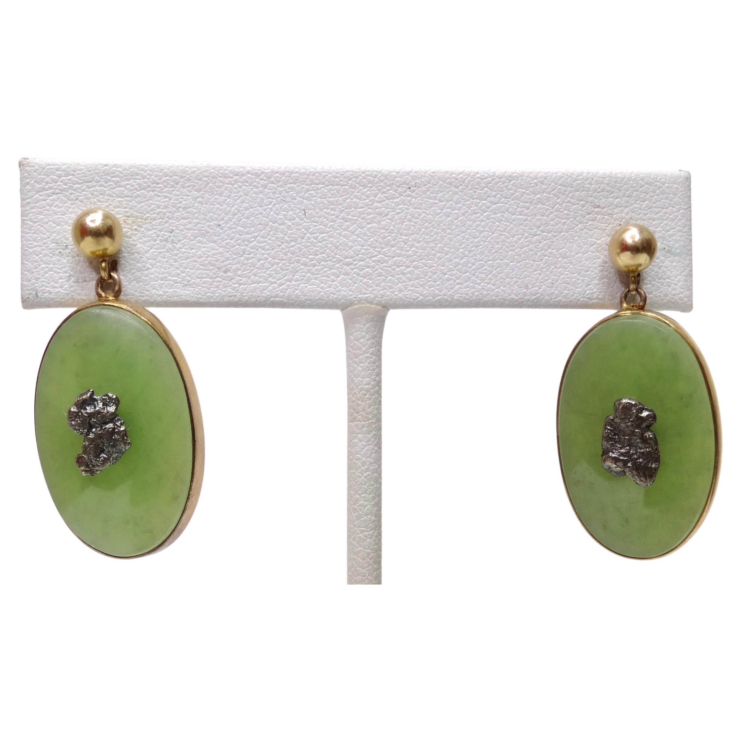 Boucles d'oreilles pendantes ovales en jade en vente