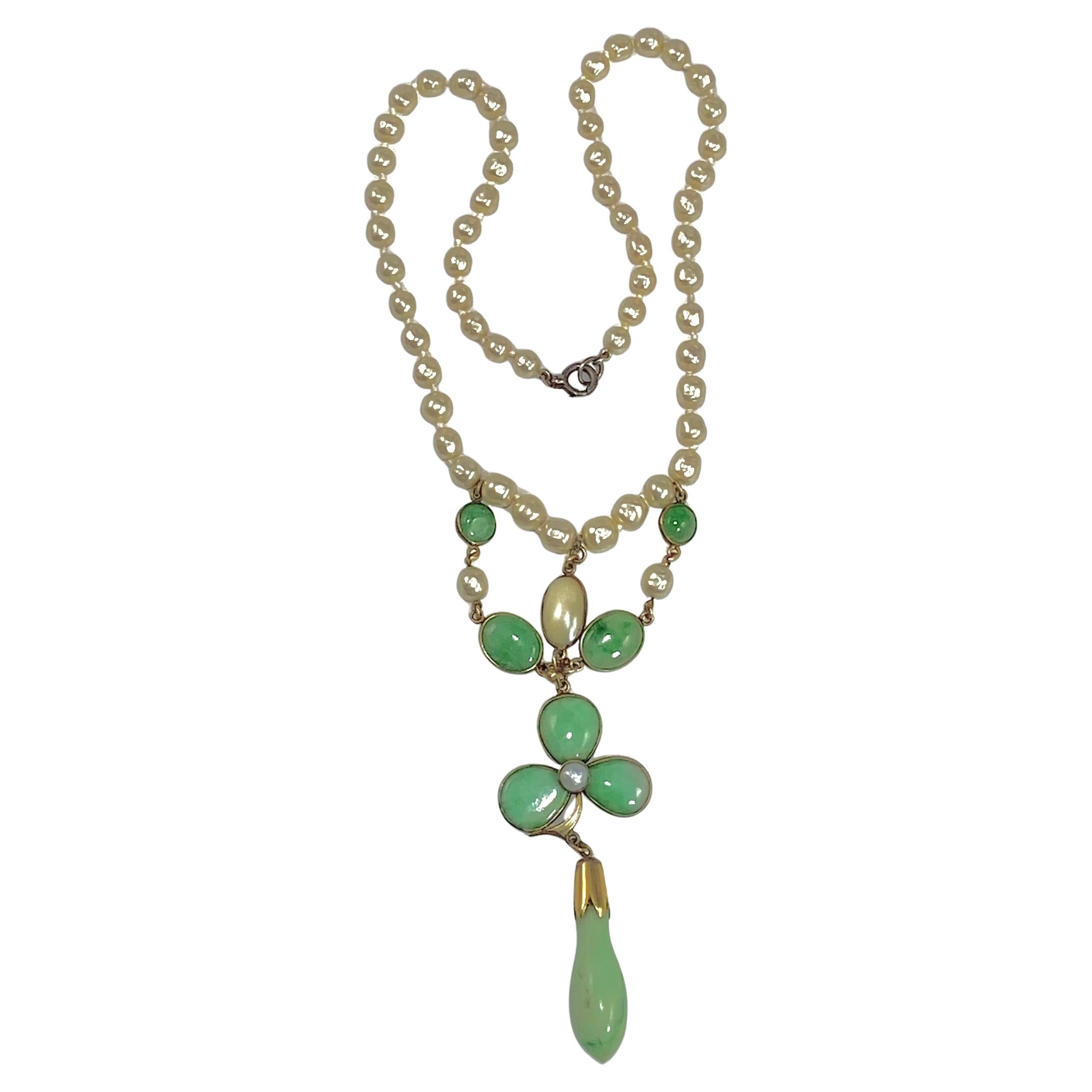 Questa bella collana risale ai primi anni del XX secolo. Secolo - 1920 circa.

La collana di perle naturali è infilata su seta e annodata individualmente.

Una goccia centrale a festone è incastonata con graziosi cabochon graduati di giada verde