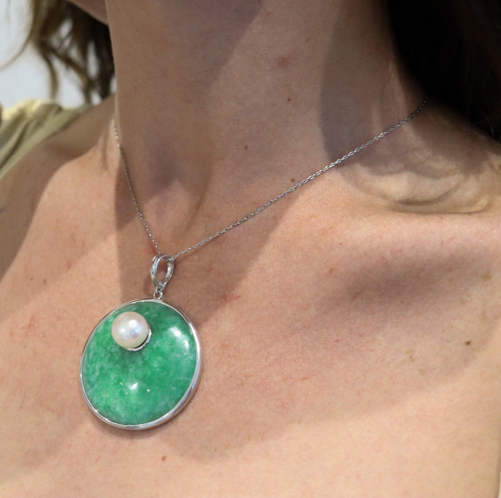Un ciondolo italiano contemporaneo con perla.

Si tratta di un bellissimo pendente contemporaneo realizzato in Italia. Il ciondolo è stato magistralmente realizzato a mano in argento massiccio 925 con finitura rodiata lucida. È montato in una