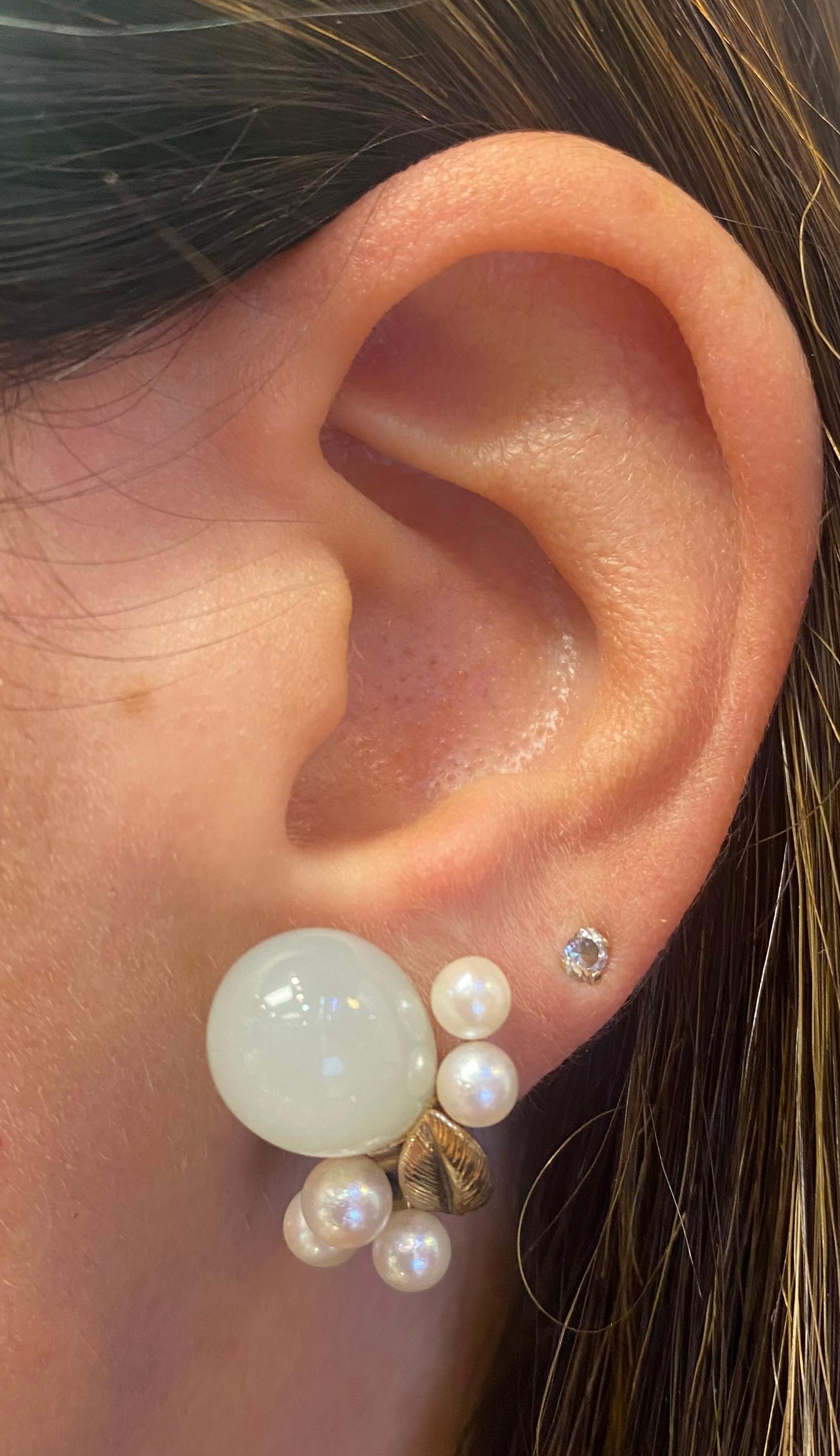 Boucles d'oreilles en jade et perles

Paire de boucles d'oreilles en or jaune 14 carats serties chacune de 5 perles et d'un jade blanc.

Type de dos : Clip-on