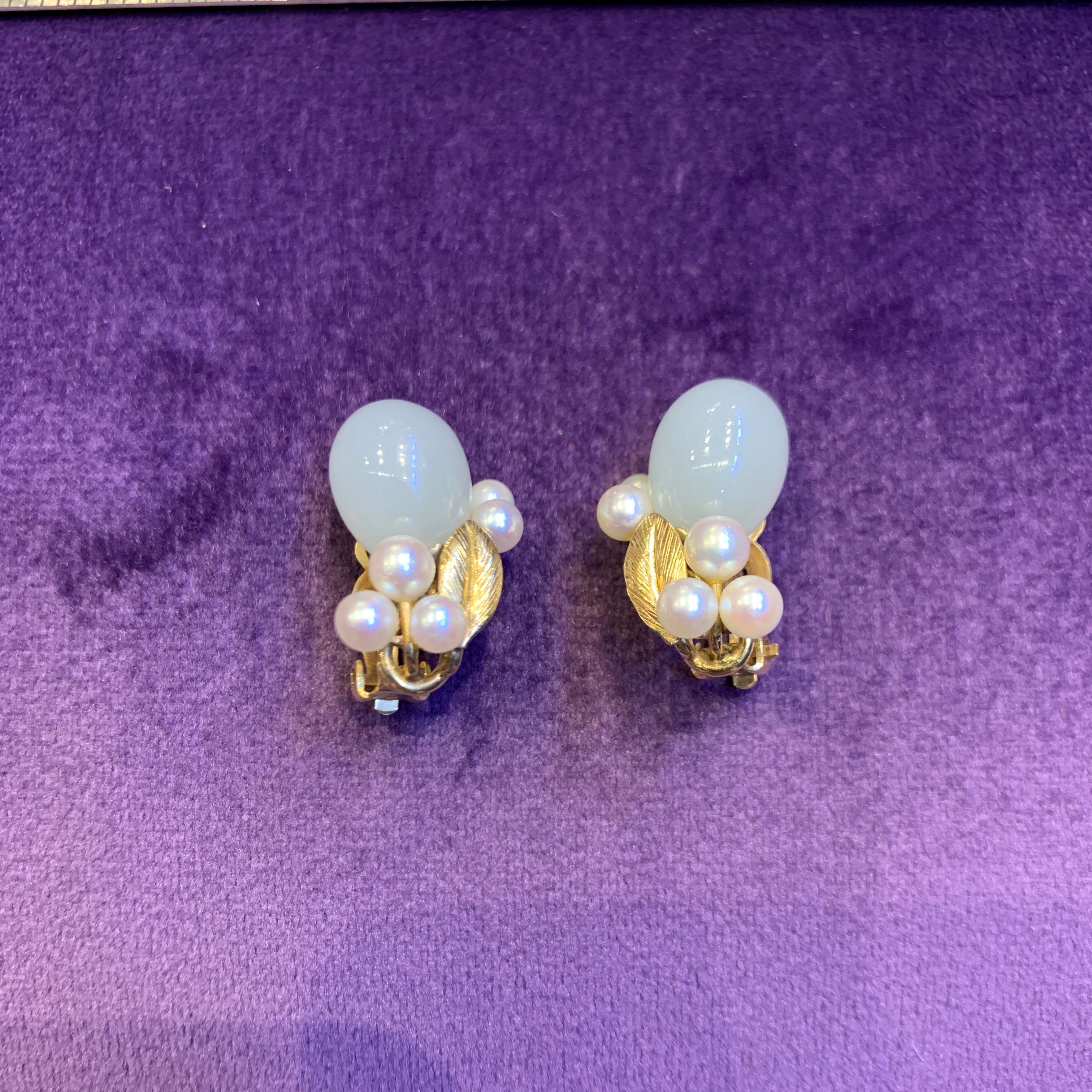 Taille cabochon Boucles d'oreilles en jade et perles  en vente