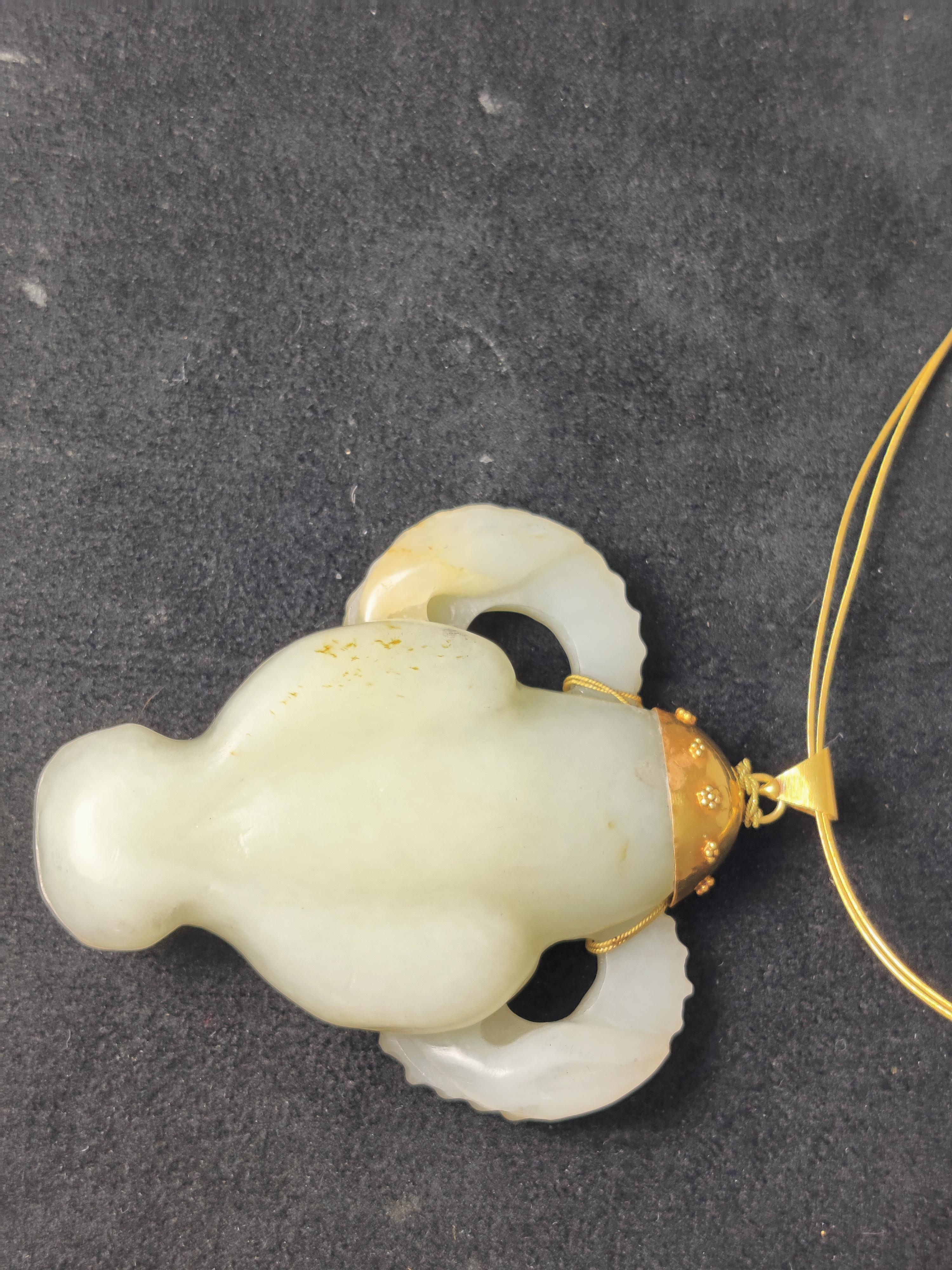 18 k yellow gold
Jade head carved as cow
size 75 x 60 mm
chain 51 cm
weight 70 gram
