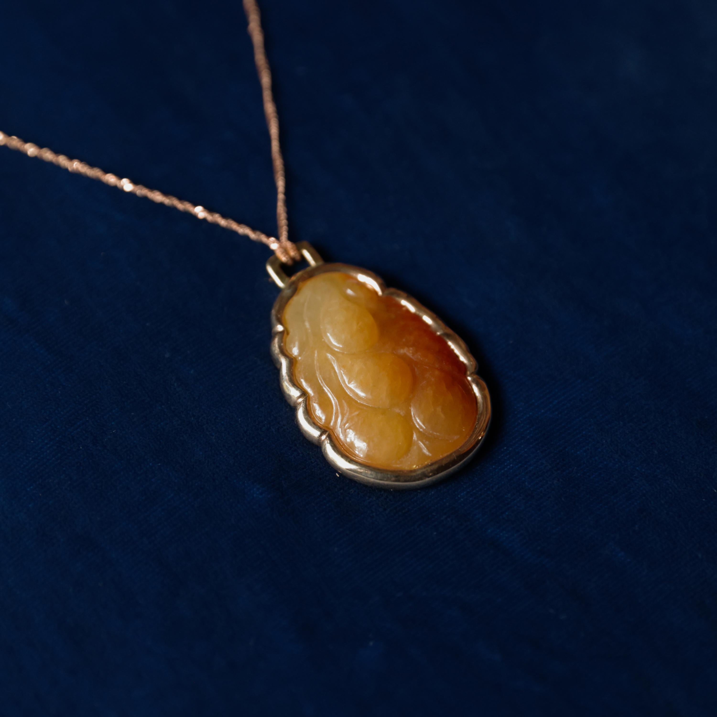 Pendentif en jade sculpté et certifié non traité en vente 1