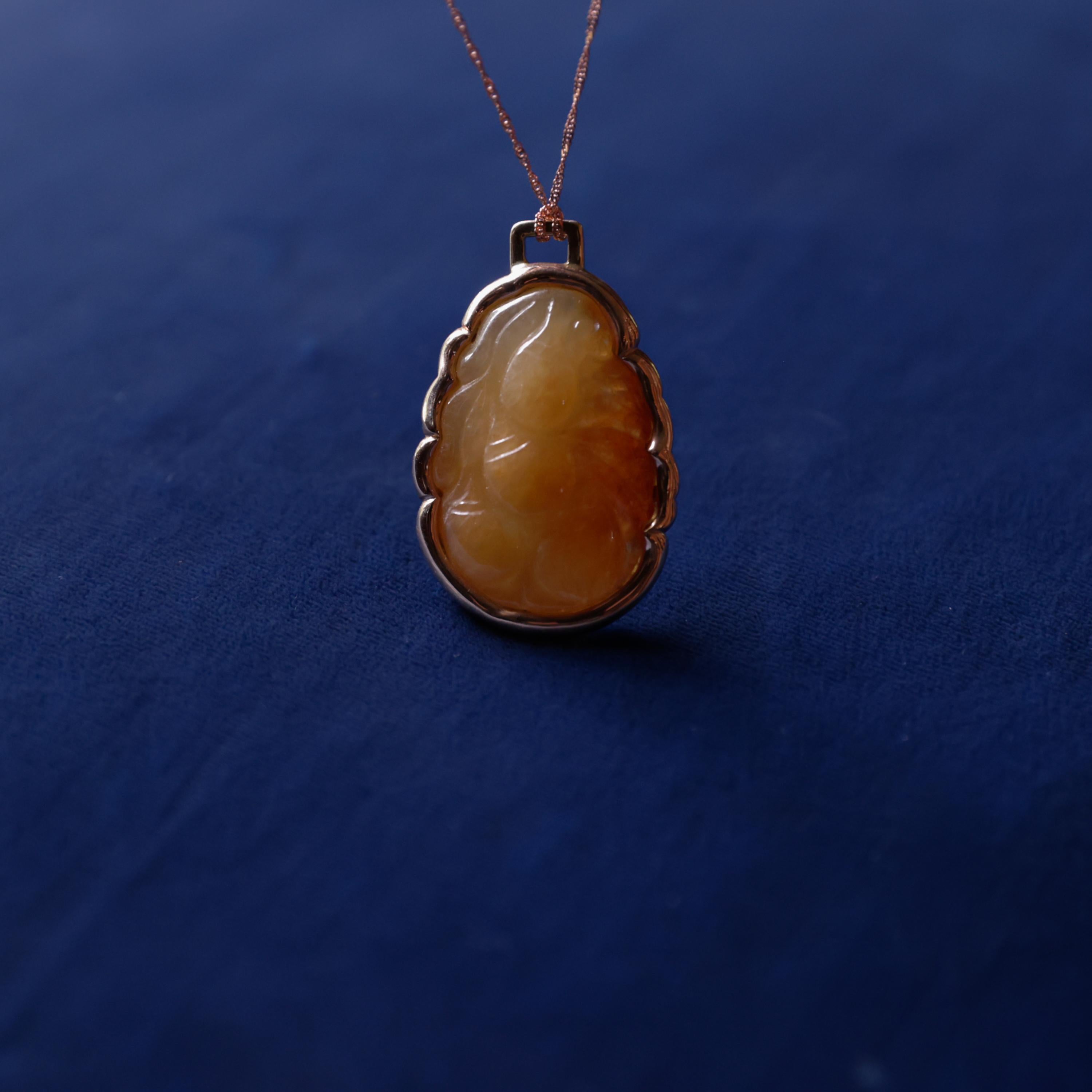 Pendentif en jade sculpté et certifié non traité en vente 2