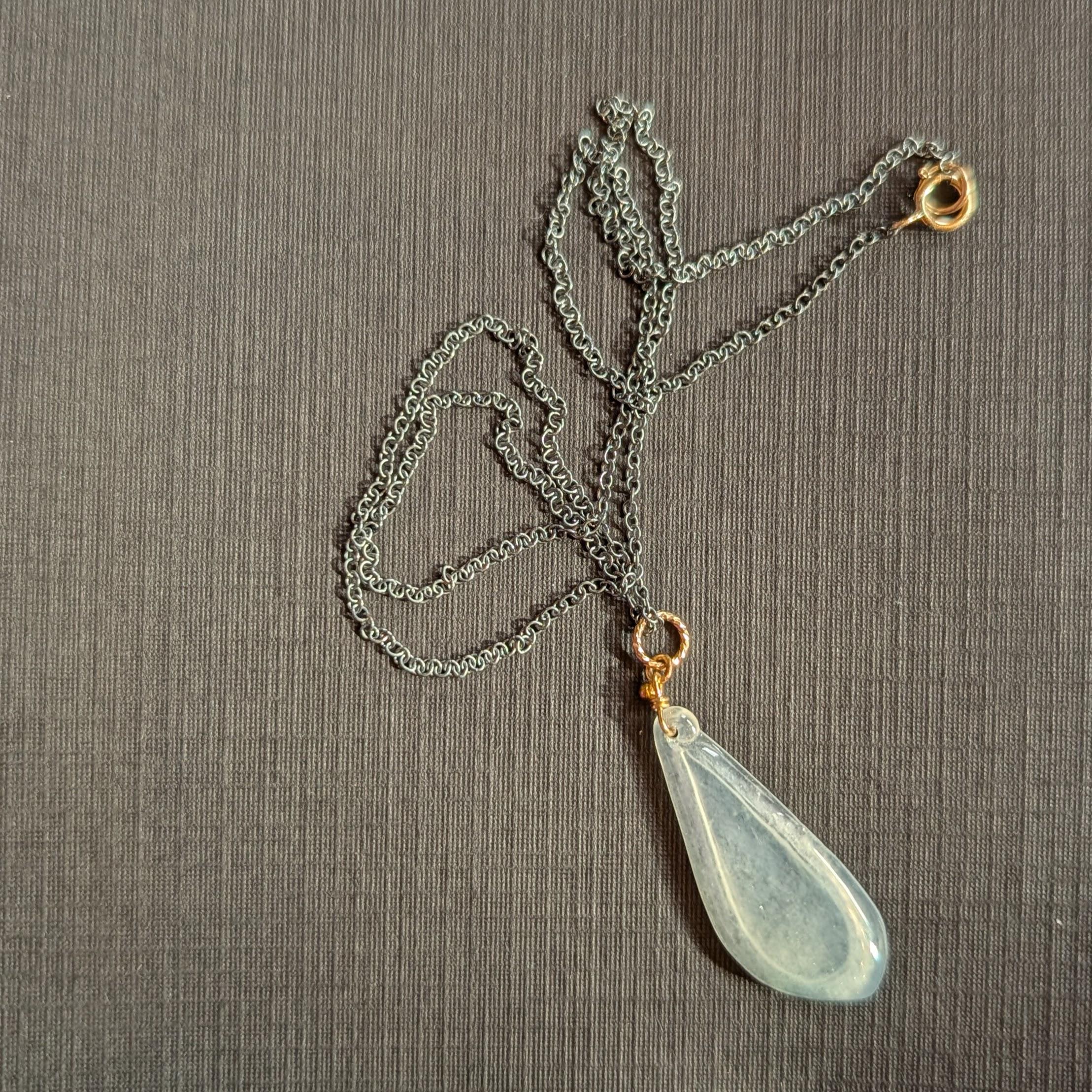 Ciondolo di giada birmana semitrasparente 