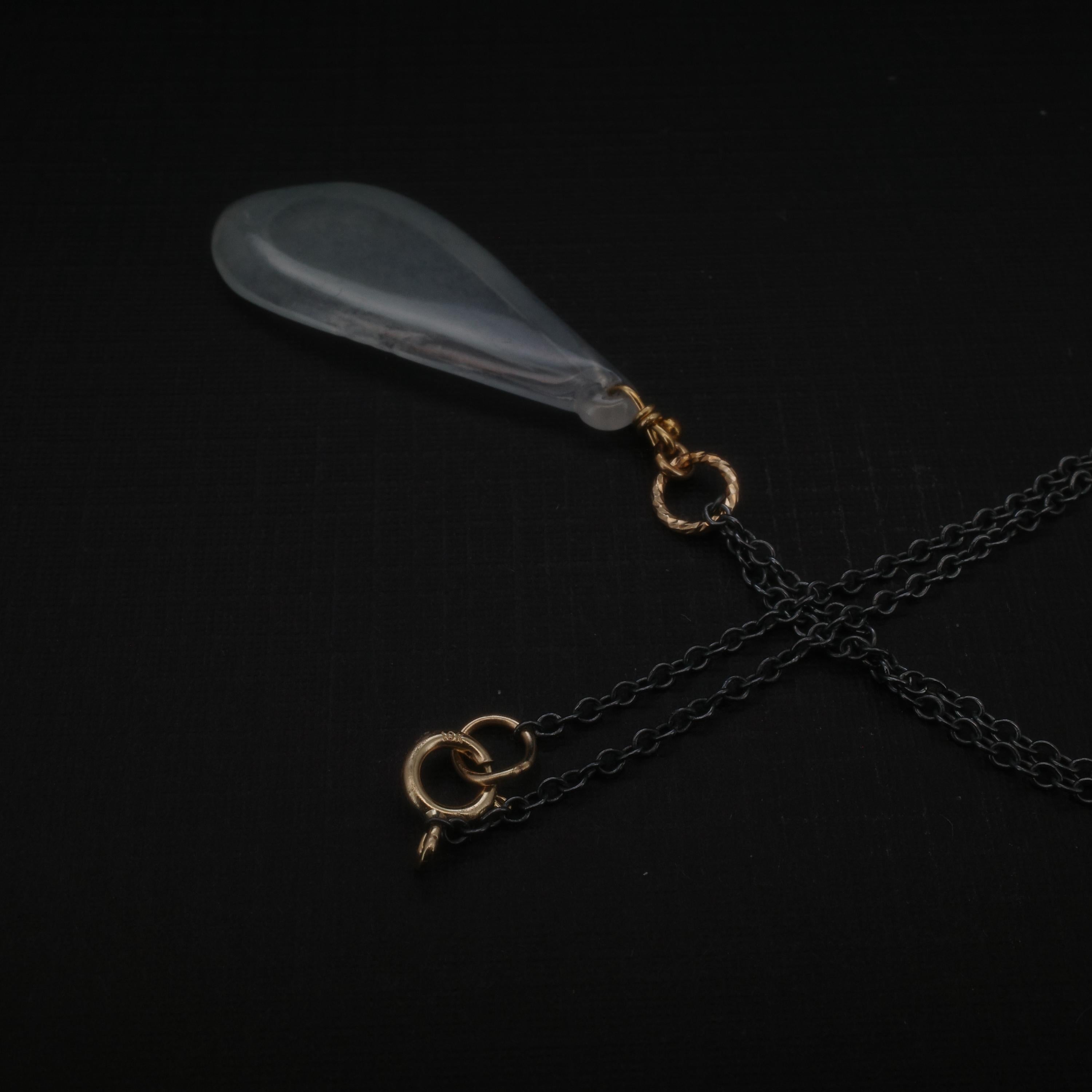 Ciondolo di giada birmana semitrasparente 