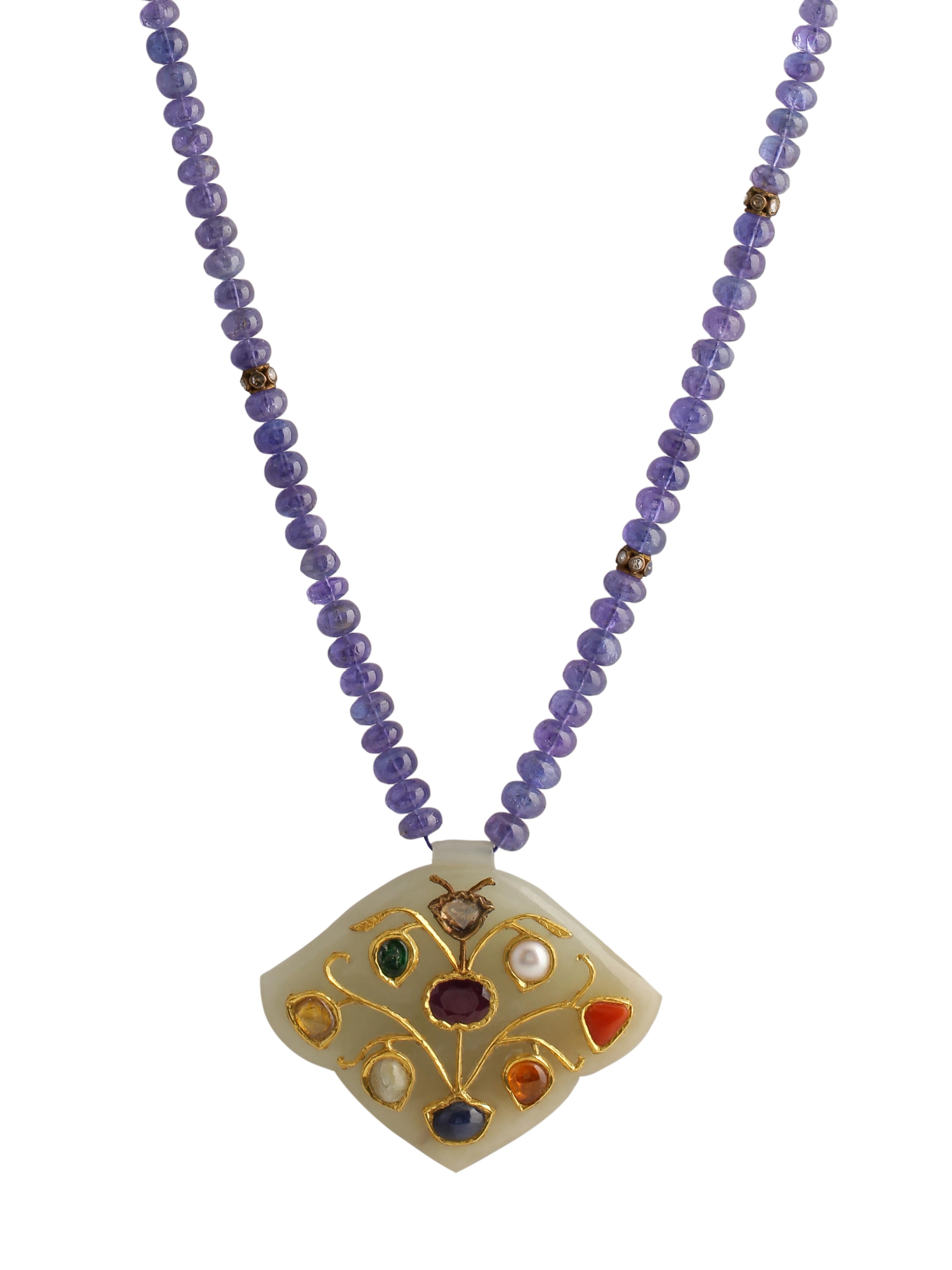 Art déco Pendentif en jade clouté de neuf pierres de chance enchâssées dans un collier de perles de tanzanite en vente