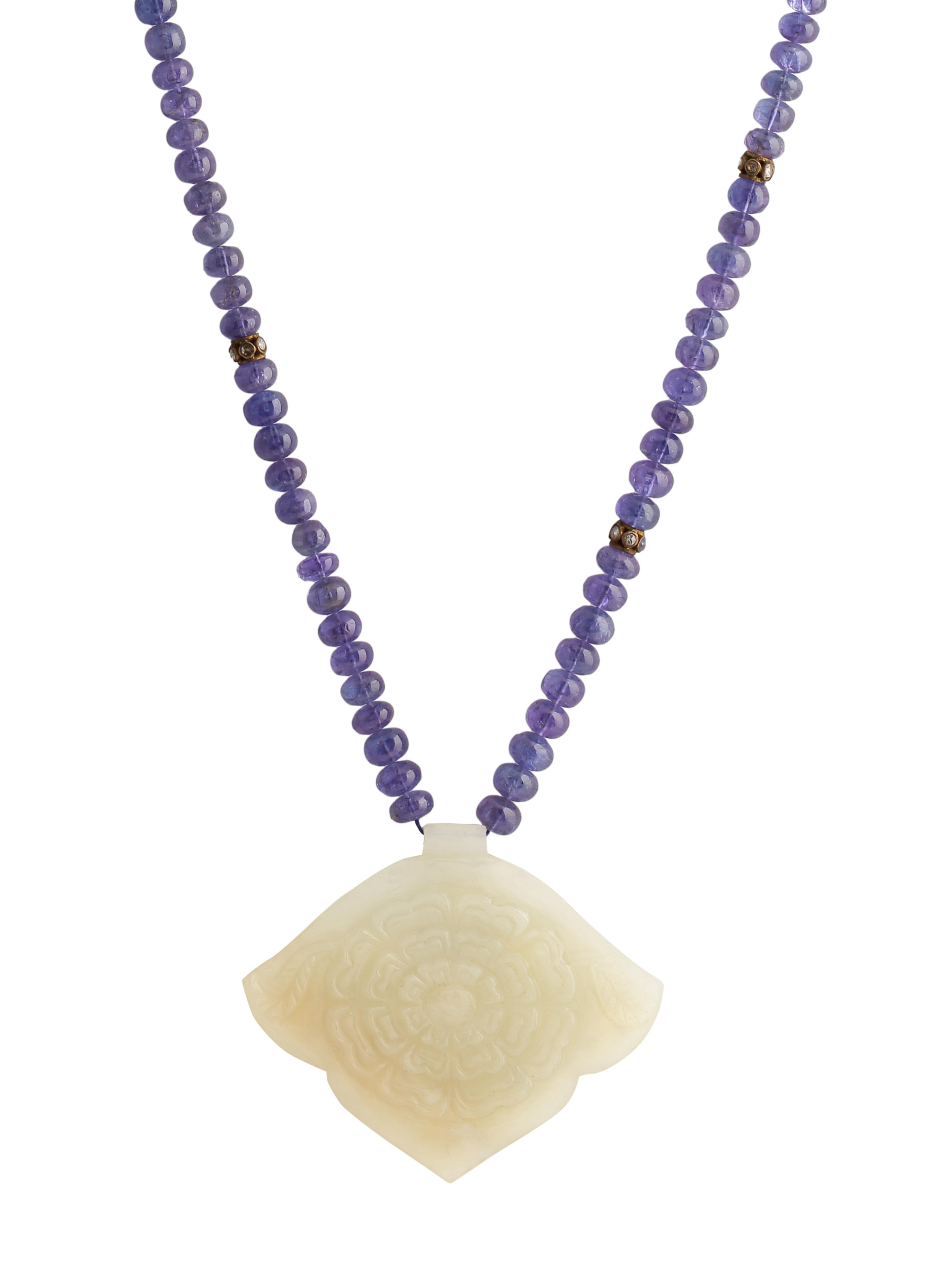 Pendentif en jade clouté de neuf pierres de chance enchâssées dans un collier de perles de tanzanite Neuf - En vente à Jaipur, IN