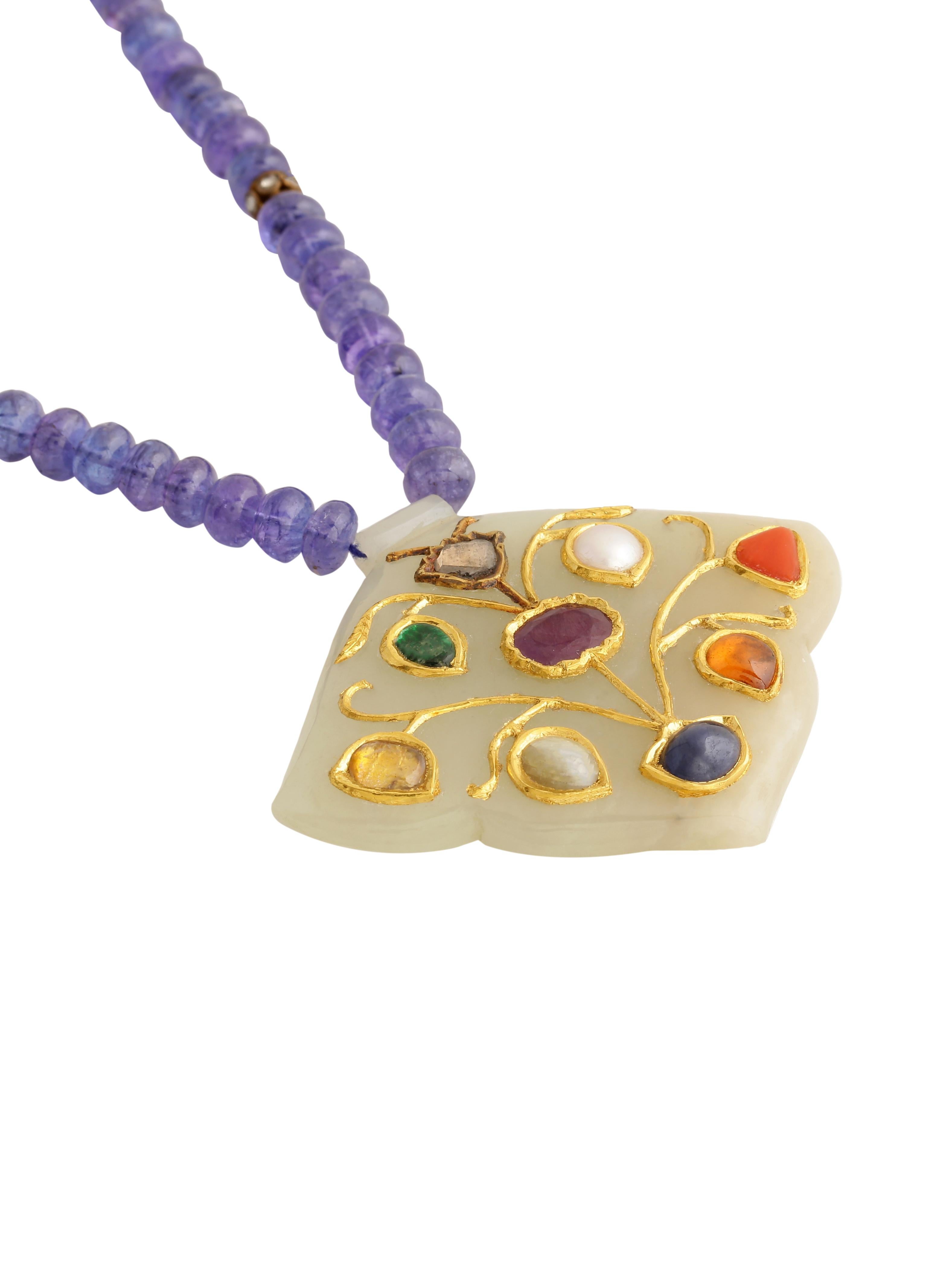 Pendentif en jade clouté de neuf pierres de chance enchâssées dans un collier de perles de tanzanite en vente 1