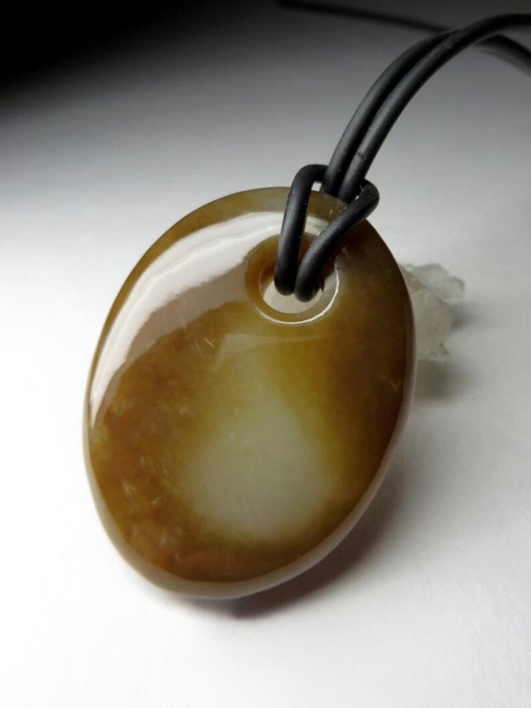 Jade Polychrome Tobacco Pendant Brown Natural Jade Unisex Jewelry gift vintage In Excellent Condition For Sale In Berlin, DE