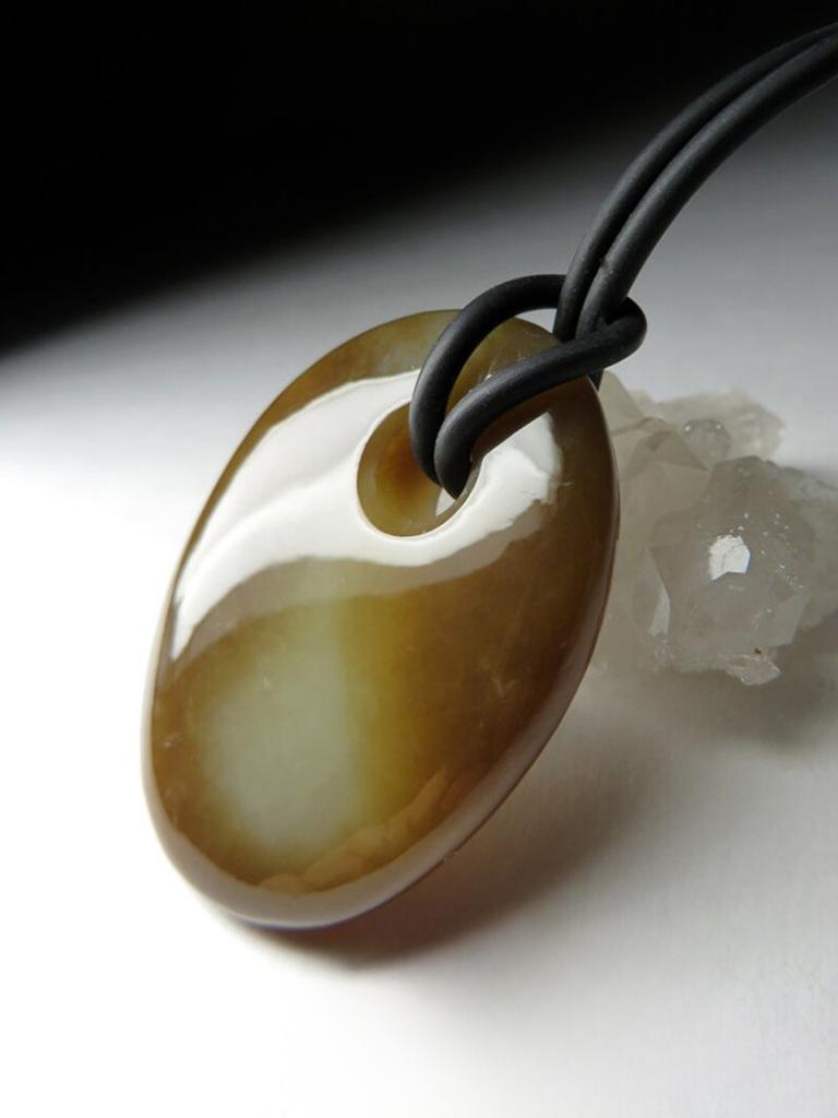 Jade Polychrome Tobacco Pendant Brown Natural Jade Unisex Jewelry gift vintage For Sale 2