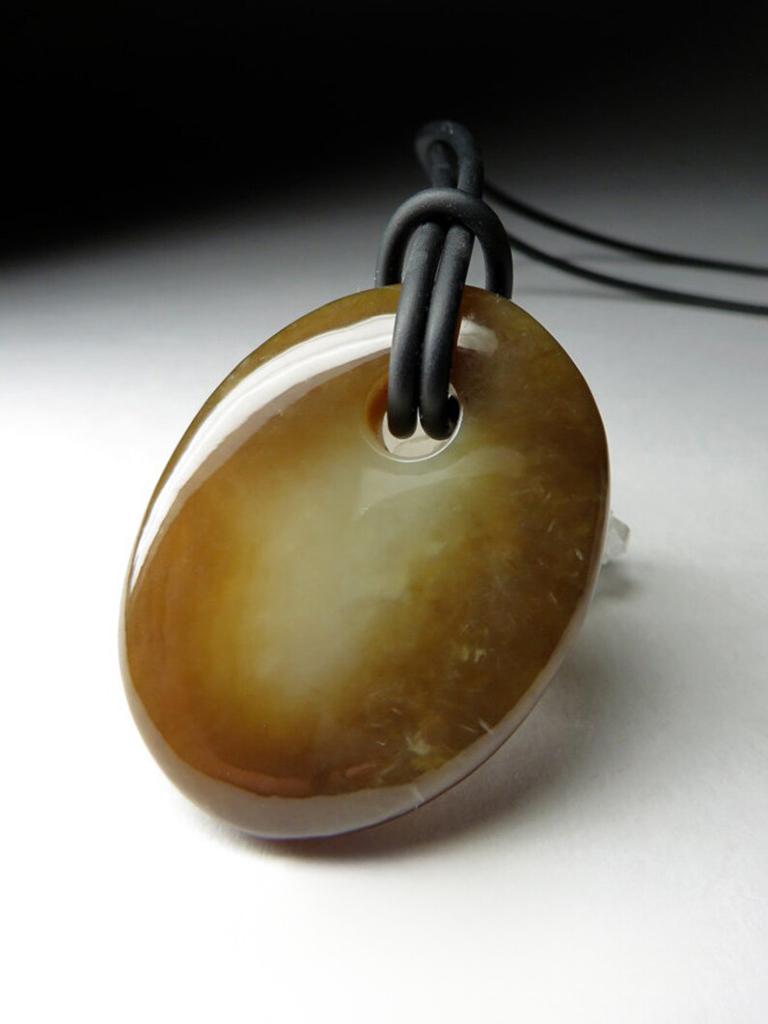 Jade Polychrome Tobacco Pendant Brown Natural Jade Unisex Jewelry gift vintage For Sale 3