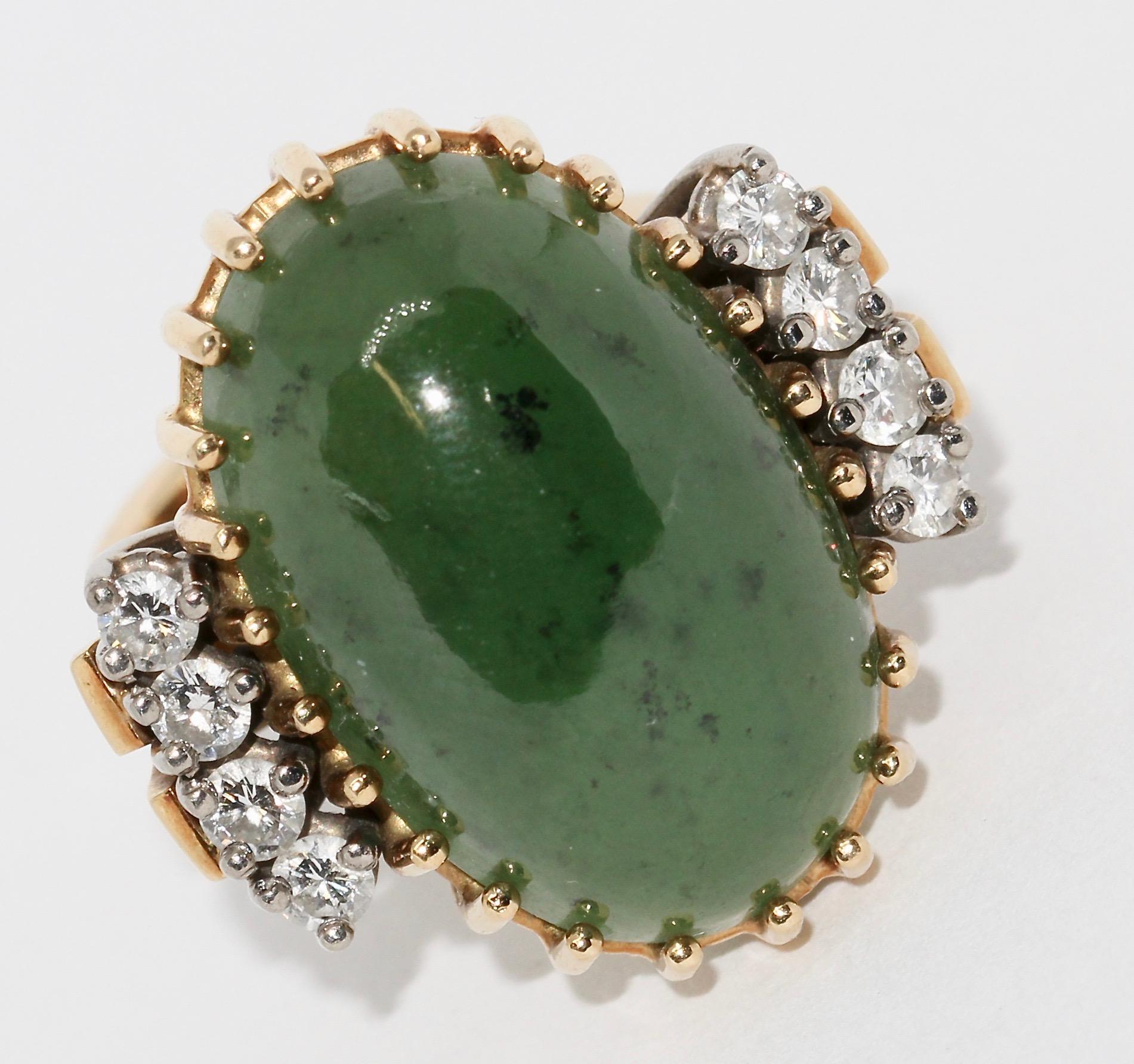 Bague en jade, or 18 carats et diamants Bon état - En vente à Berlin, DE