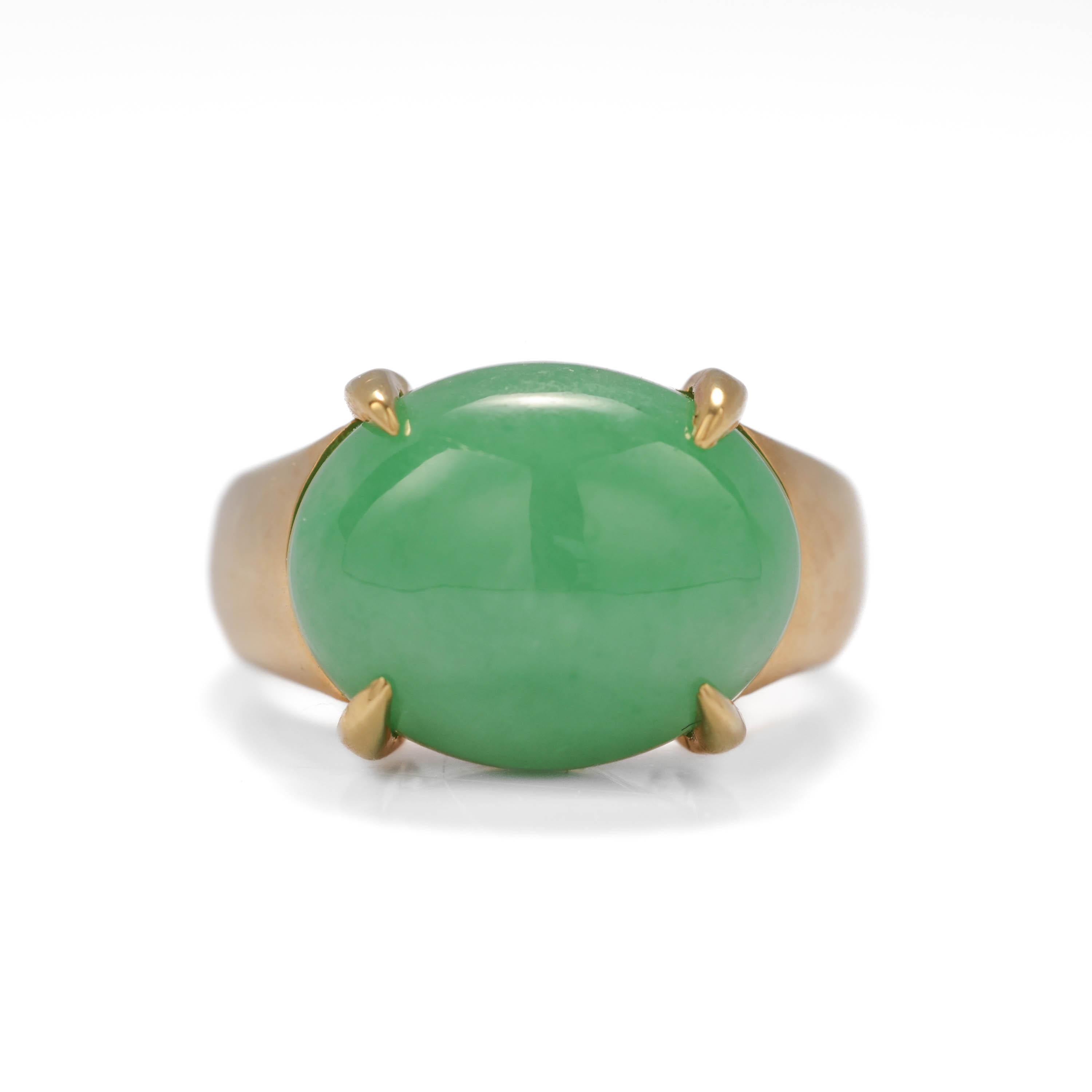 Dies ist der klassische, ikonische und fast unauffindbare Gump's Jade-Ring mit einem leuchtend hellen apfelgrünen Cabochon aus natürlicher Jadeit-Jade. Der aus 14-karätigem Gelbgold gefertigte und vollständig gepunzte Anhänger ist ein klassisches