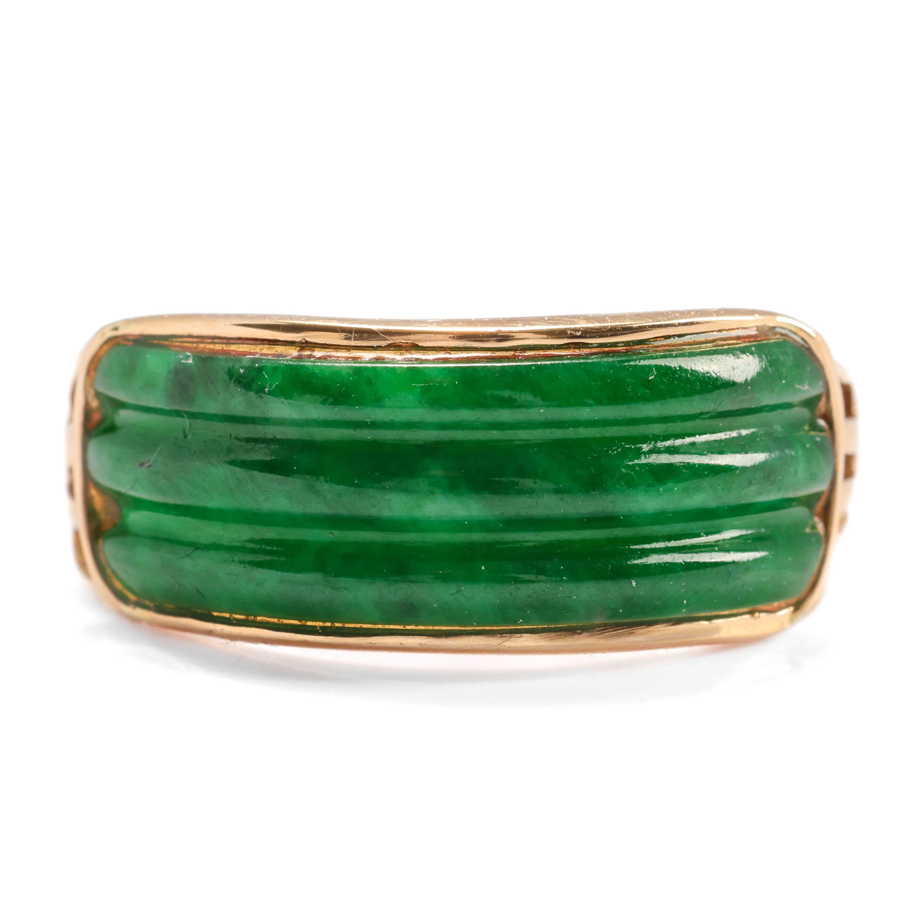 Dieser ungewöhnliche Ring aus der Mitte des vorigen Jahrhunderts (ca. 1960er Jahre) aus 14 Karat Gelbgold enthält einen handgeschnitzten, geriffelten Cabochon aus üppiger, durchscheinender, tief smaragdgrüner Jade aus Birma.

Die Jade misst 19,08 mm