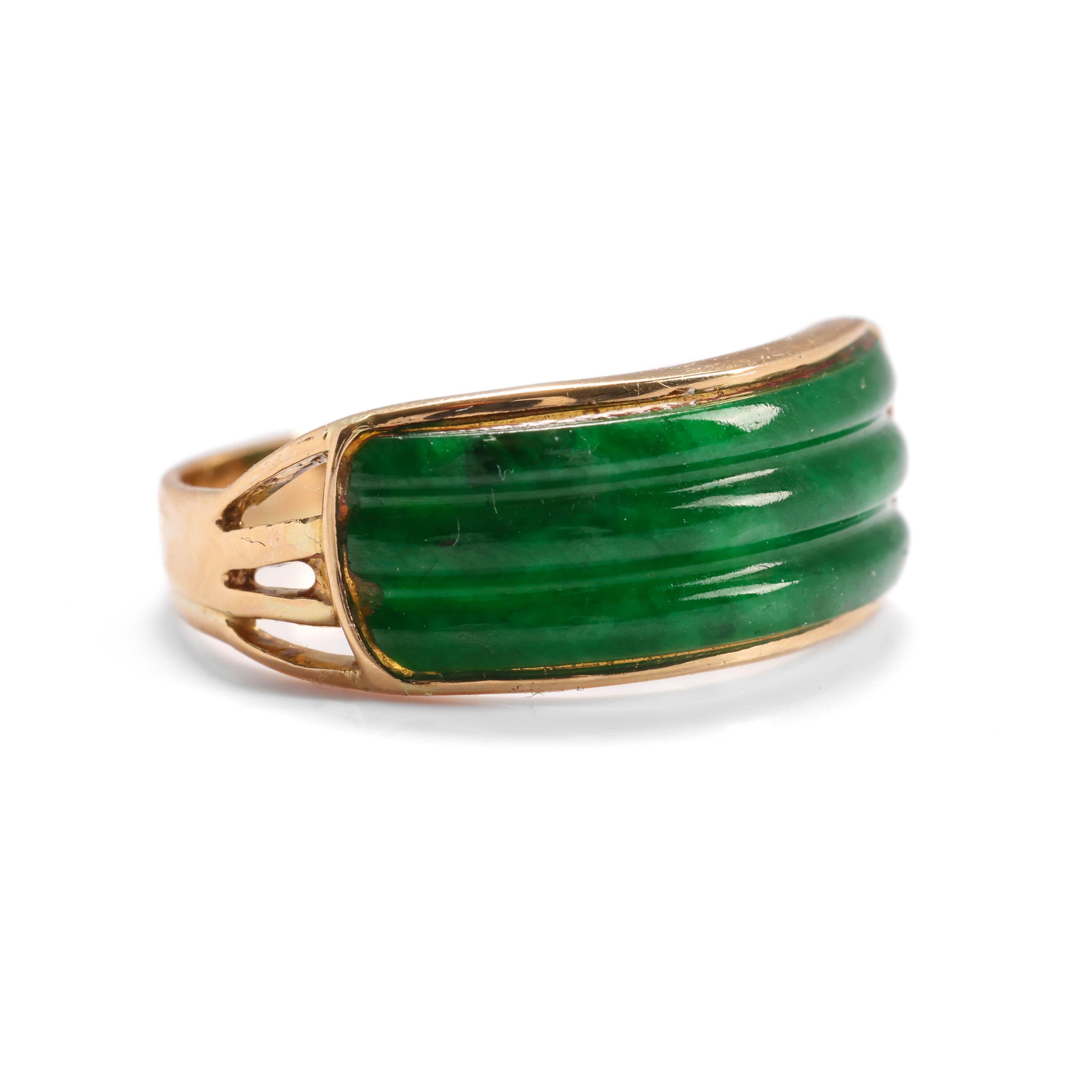 Jade Ring Emerald Green Certified Untreated Circa 1960s In Excellent Condition For Sale In Southbury, CT