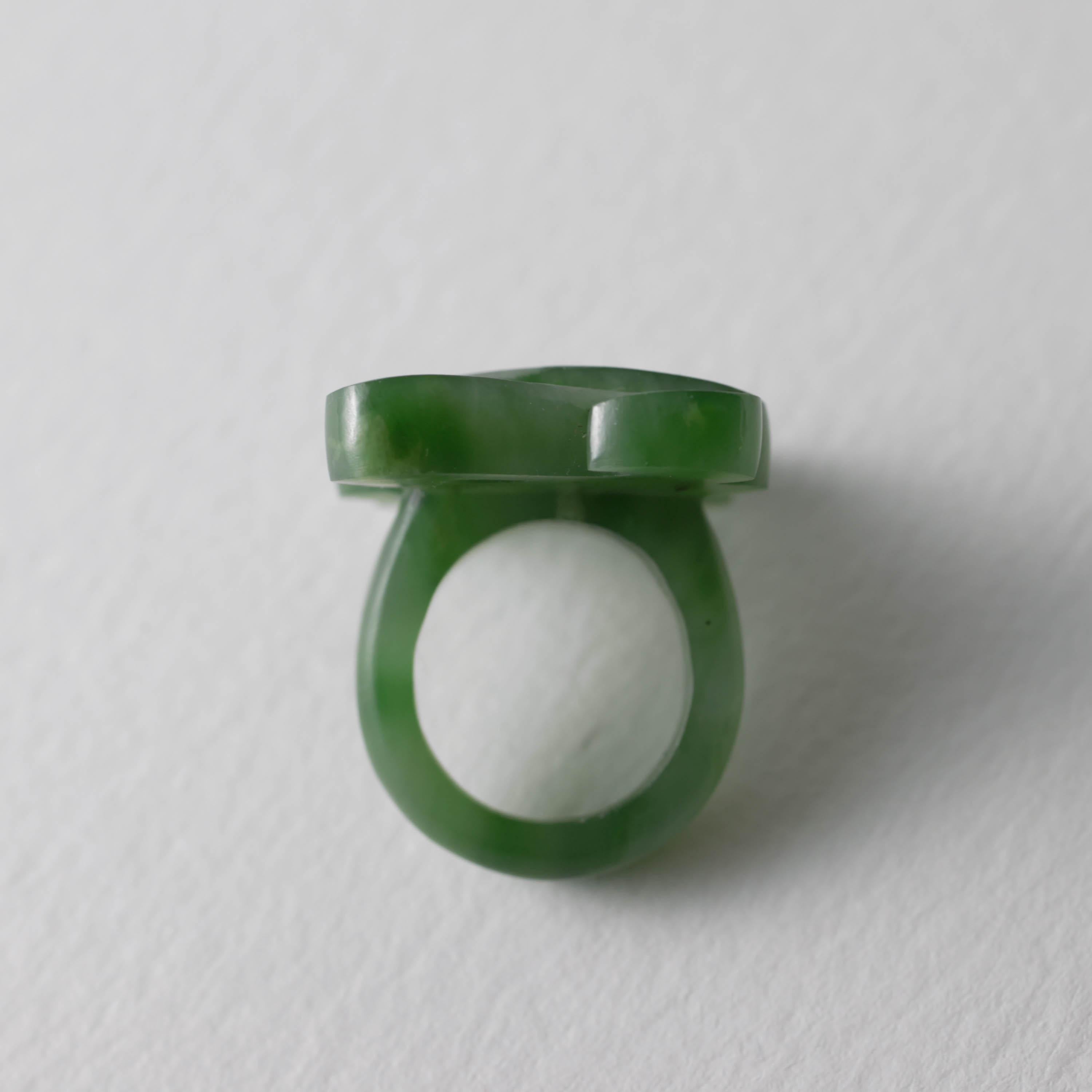 Jade-Ring, handgeschnitzt aus einem Stein, zertifiziert und unbehandelt für Damen oder Herren im Angebot