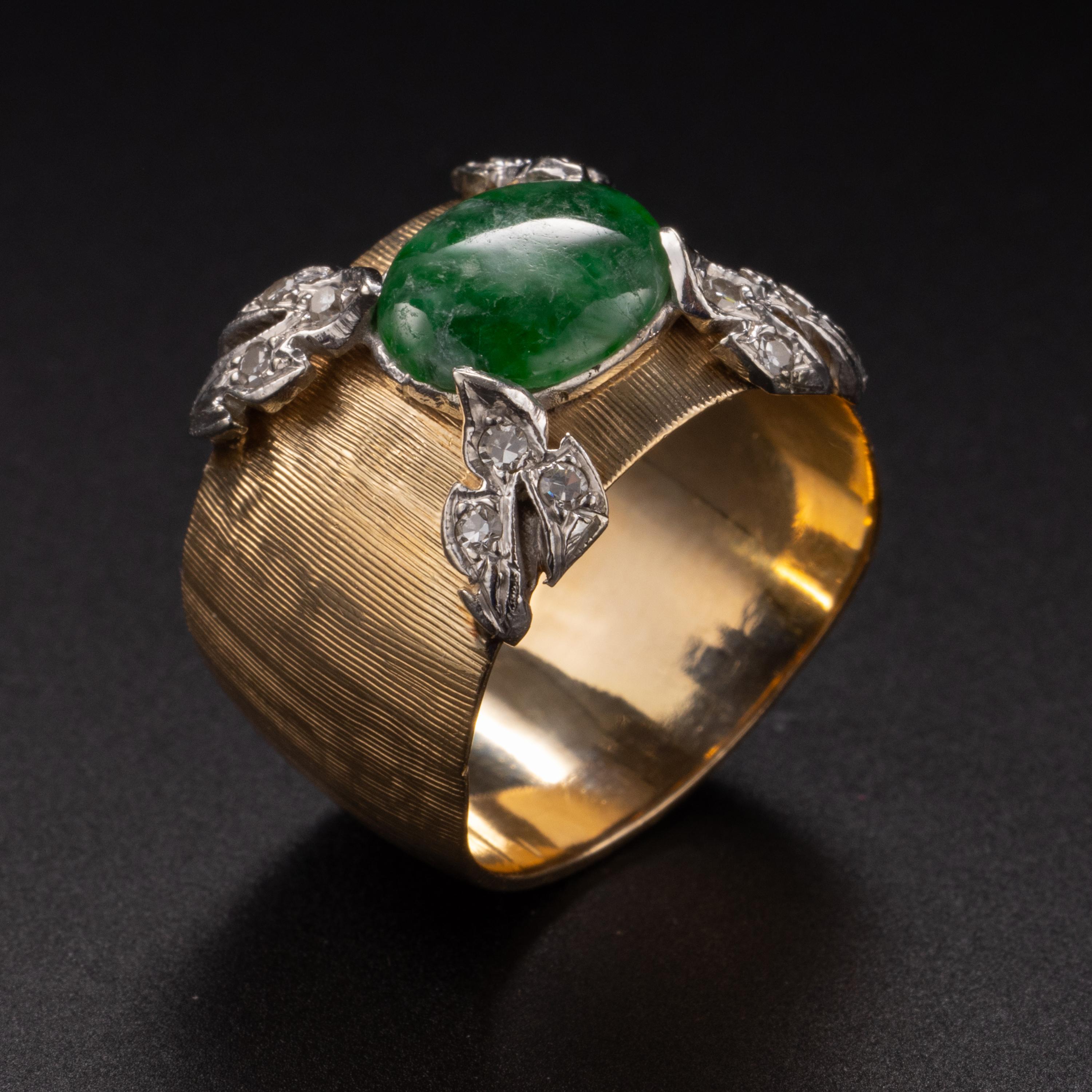 Rétro Bague en jade richement détaillée du milieu du siècle dernier en vente