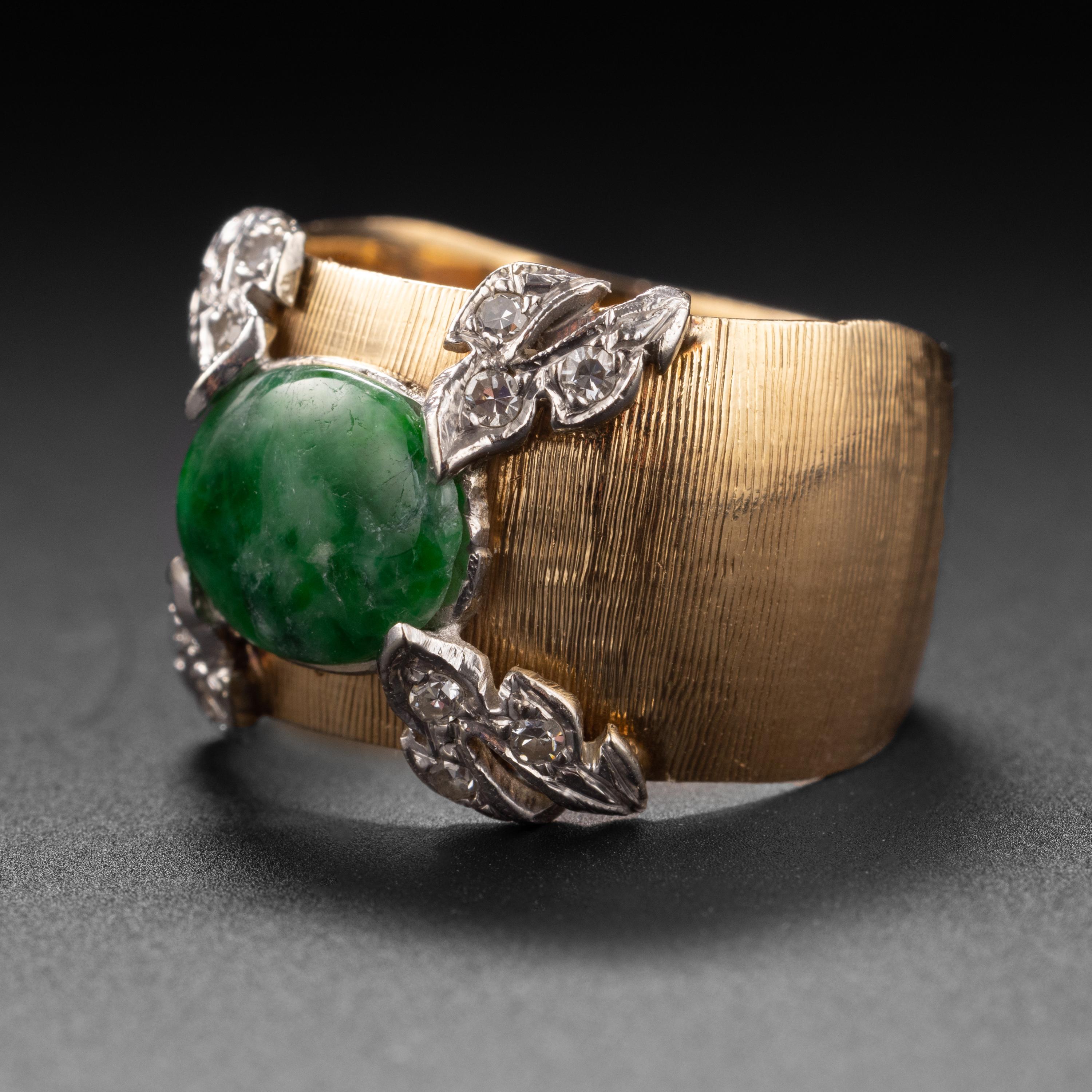 Taille cabochon Bague en jade richement détaillée du milieu du siècle dernier en vente