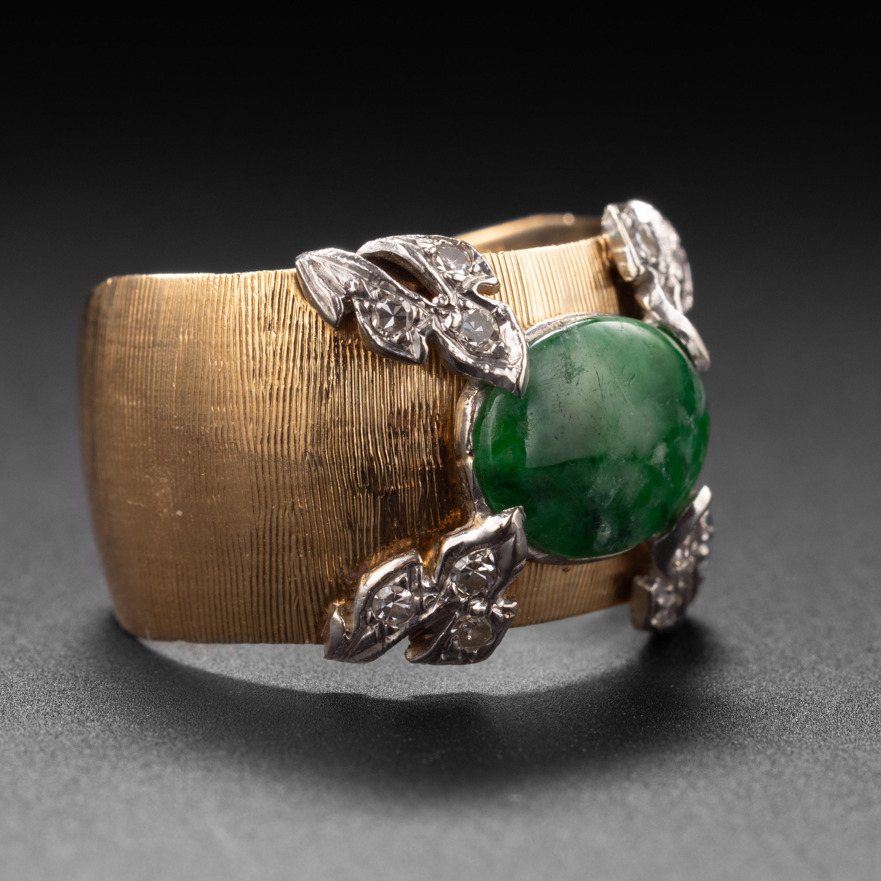 Bague en jade richement détaillée du milieu du siècle dernier en vente 1