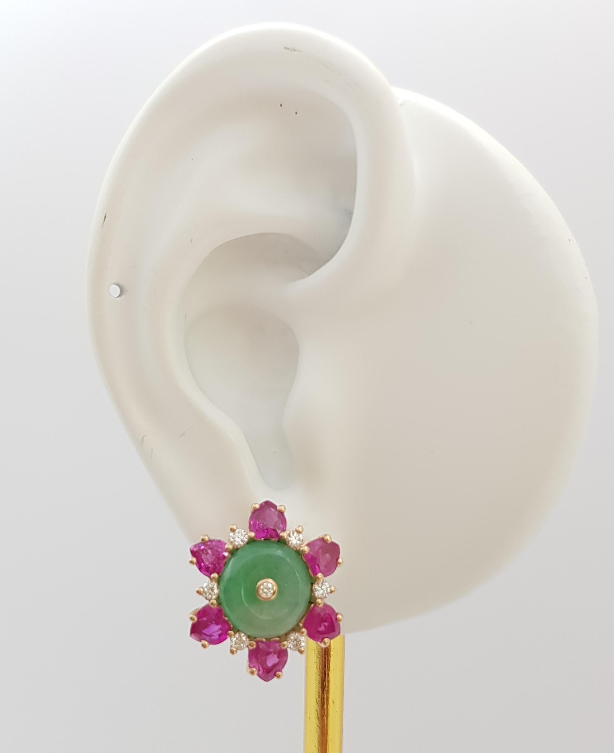 Ohrringe aus Jade, Rubin (3,30 Karat) und Diamant (0,30 Karat) in einer Fassung aus 18 Karat Roségold

Breite: 1.7 cm 
Länge: 1.7 cm
Gesamtgewicht: 9,55 Gramm

