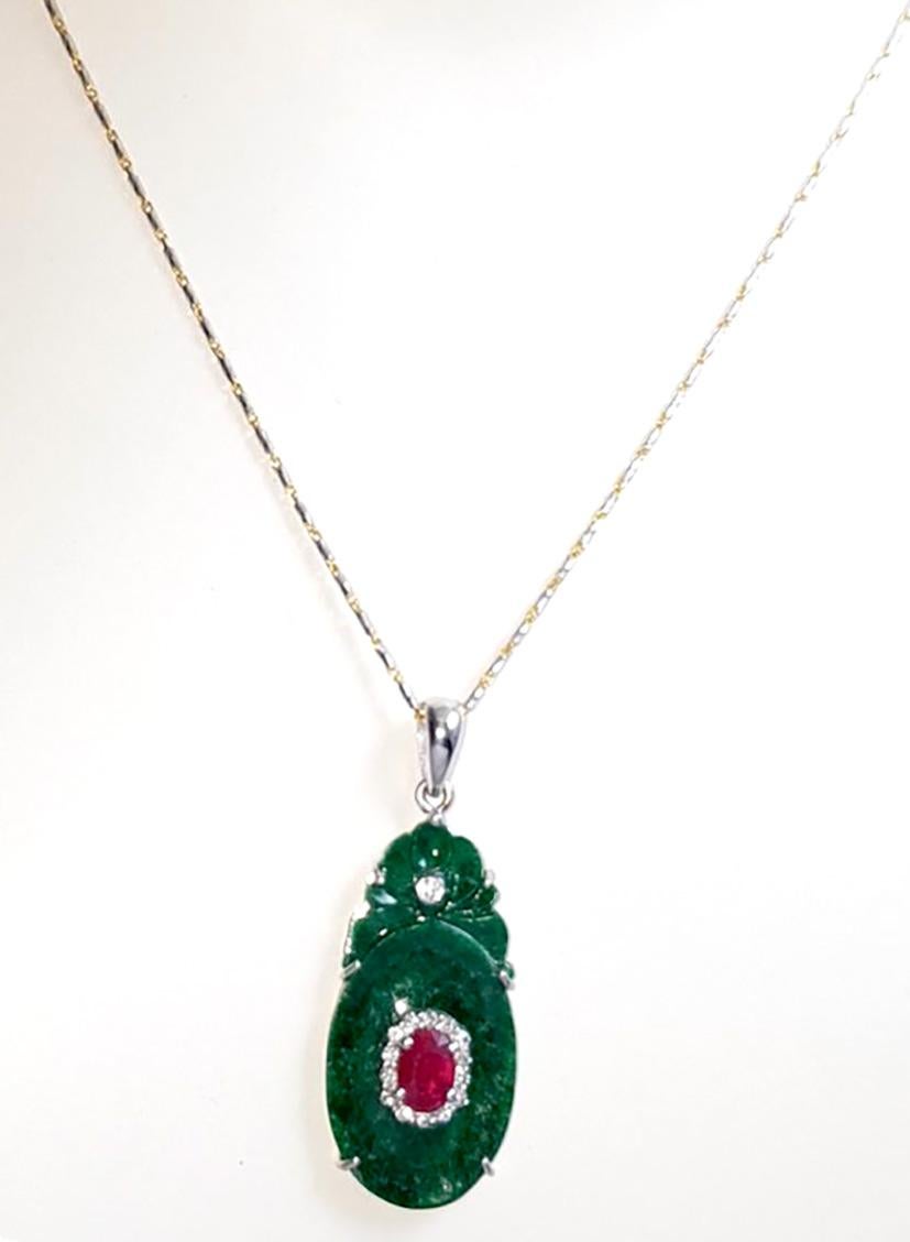 Colgante de Jade de 3,60 quilates, Rubí de 0,58 quilates y Diamante de 0,10 quilates engastados en Oro Blanco de 18 quilates
(cadena no incluida)

Anchura: 1.3 cm 
Longitud: 3.4 cm
Peso total: 2,42 gramos


