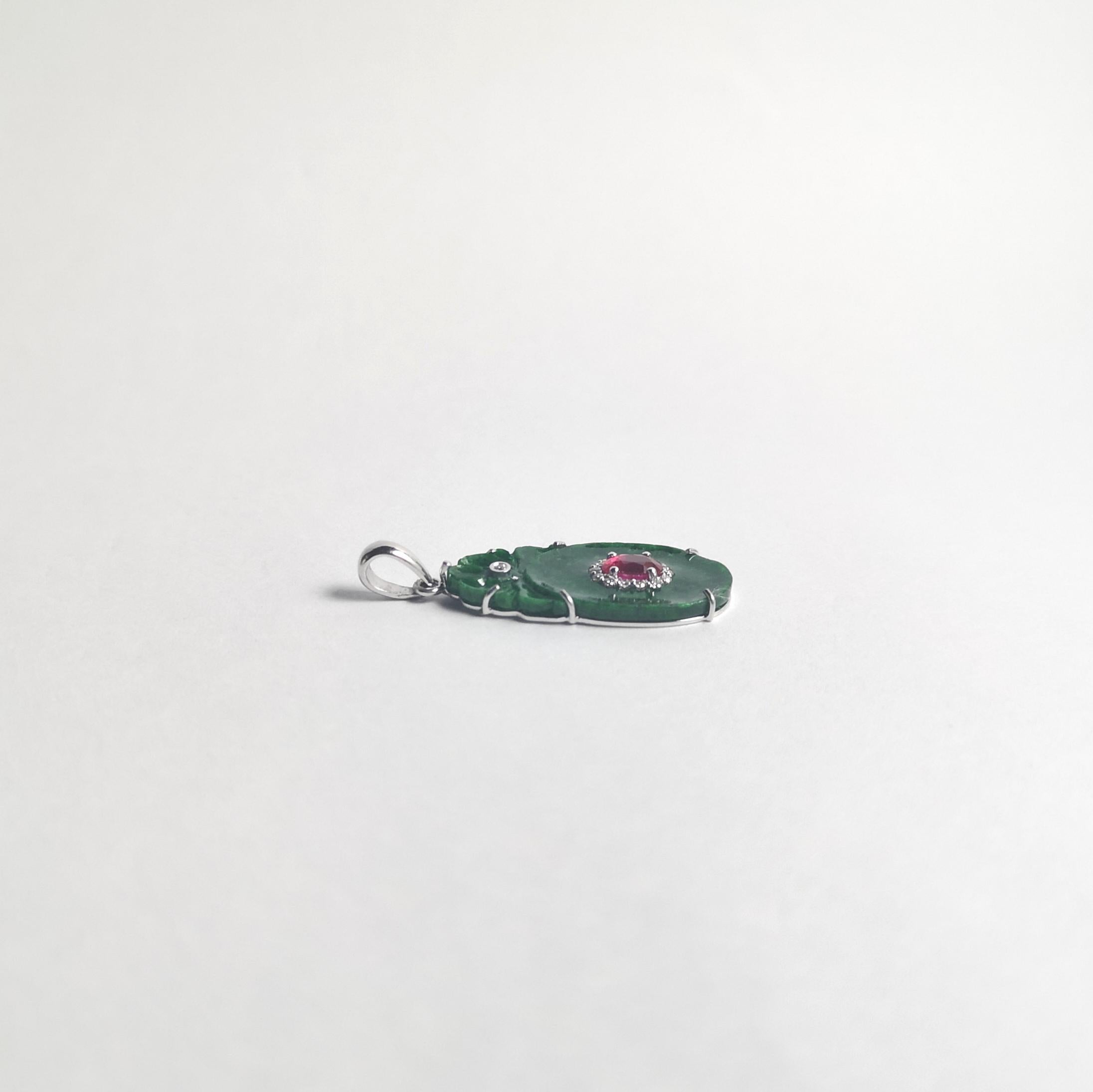 Colgante de jade, rubí y diamantes engastados en oro blanco de 18 quilates en Nuevo estado para la venta en Bangkok, TH