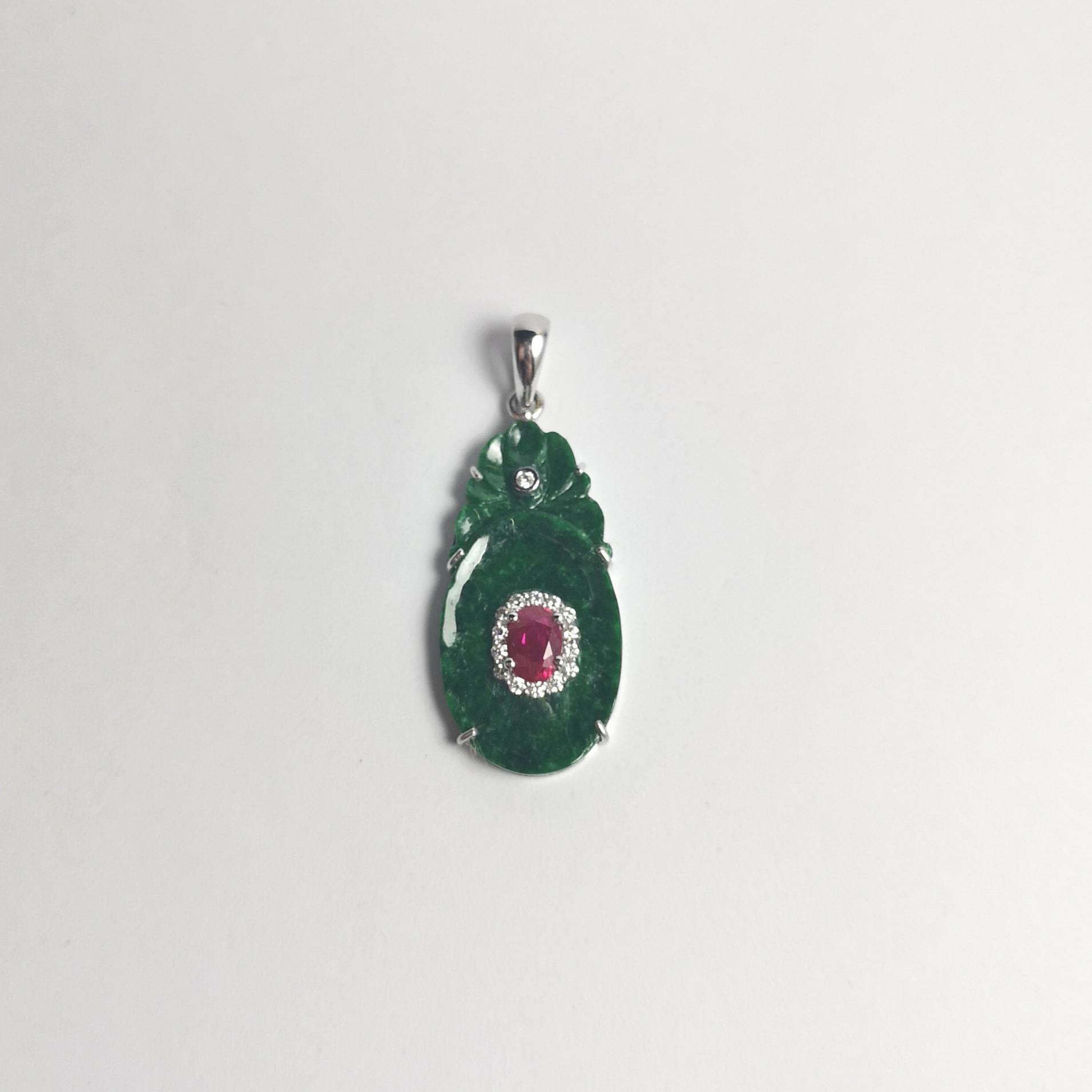 Colgante de jade, rubí y diamantes engastados en oro blanco de 18 quilates en venta 1