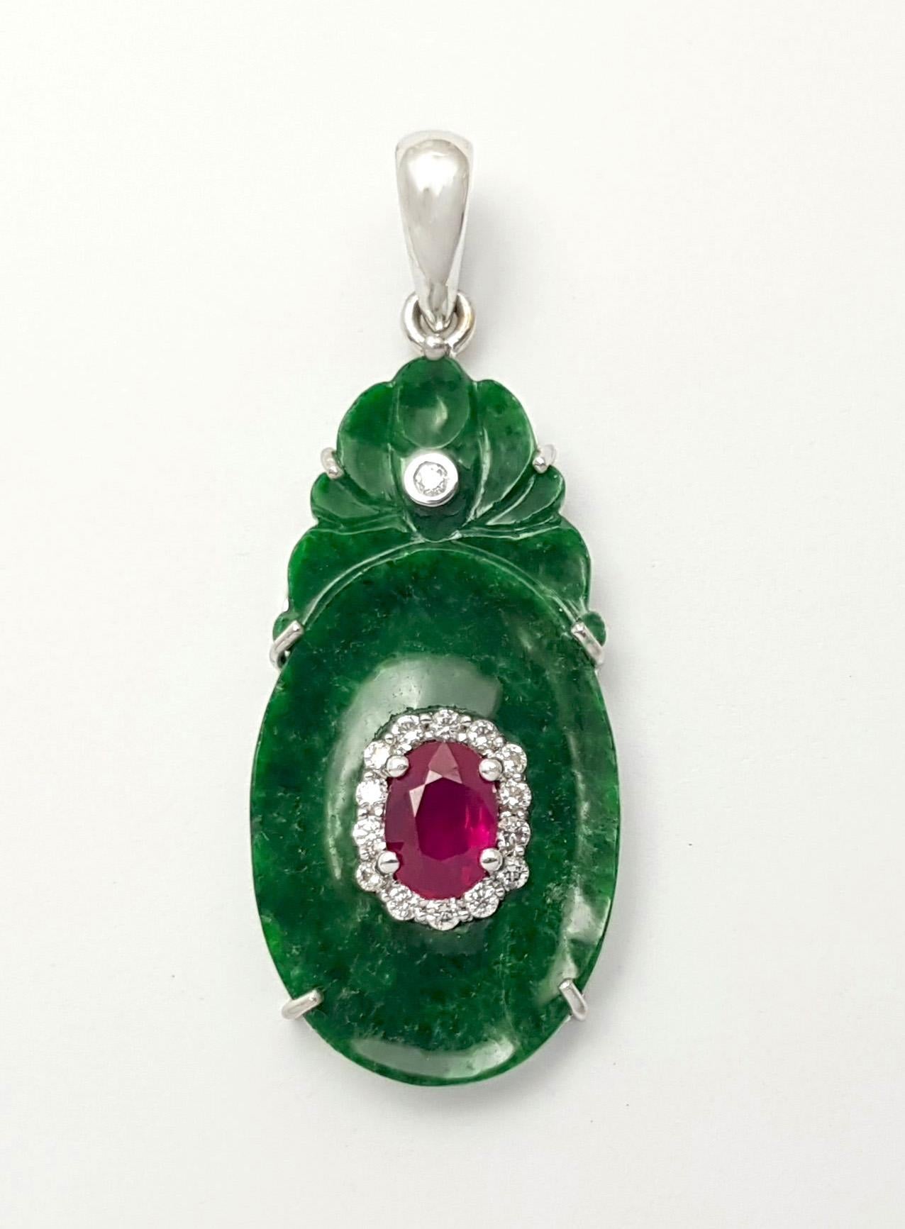 Colgante de jade, rubí y diamantes engastados en oro blanco de 18 quilates en venta