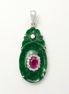 Colgante de jade, rubí y diamantes engastados en oro blanco de 18 quilates