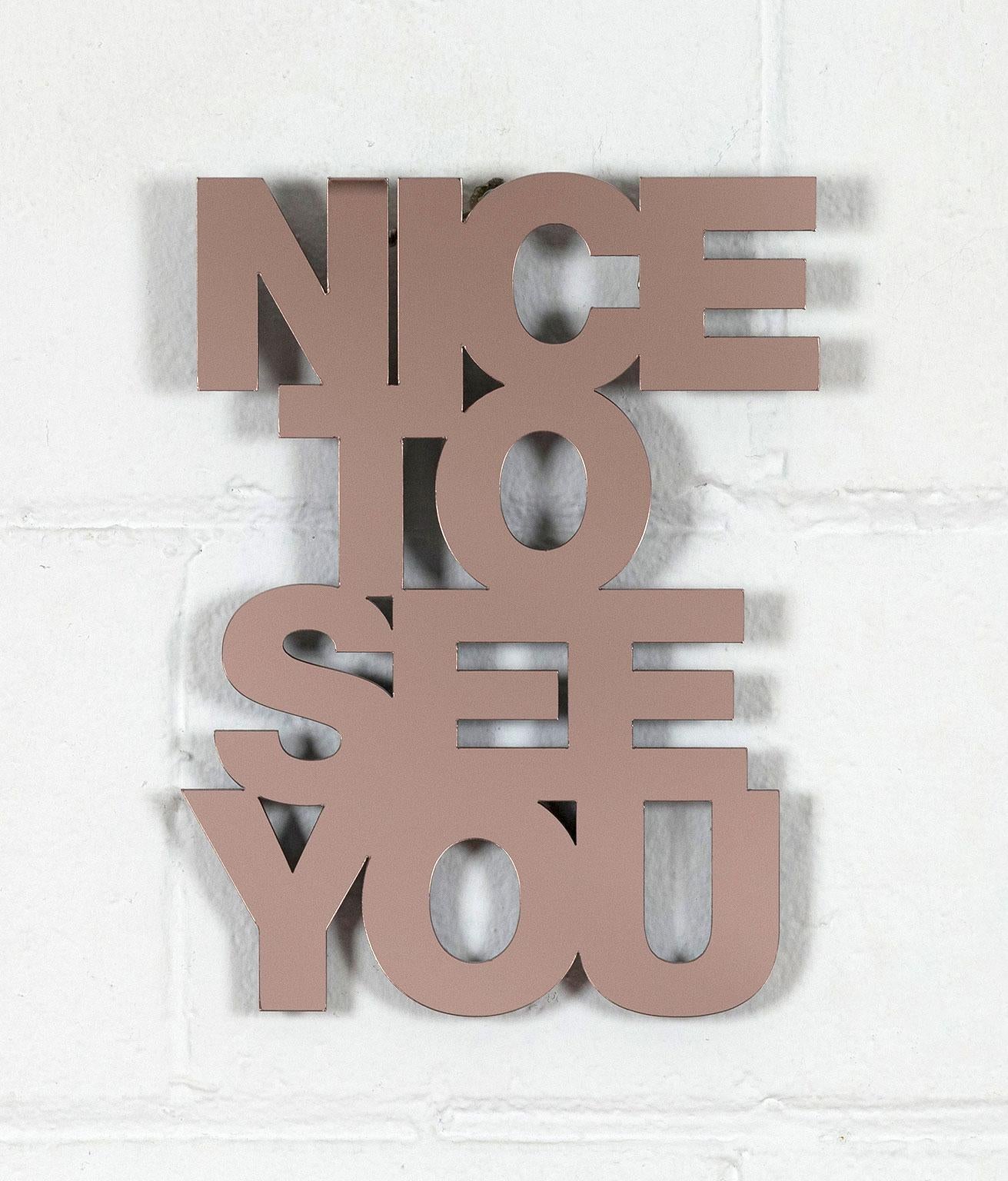 Après l'incroyable succès de la sculpture emblématique "Nice To See You" de Jade Rude, l'artiste est revenue avec un multiple plus petit, accessible mais percutant, en miroir de bronze acrylique. 

Jade Rude est une artiste pluridisciplinaire basée