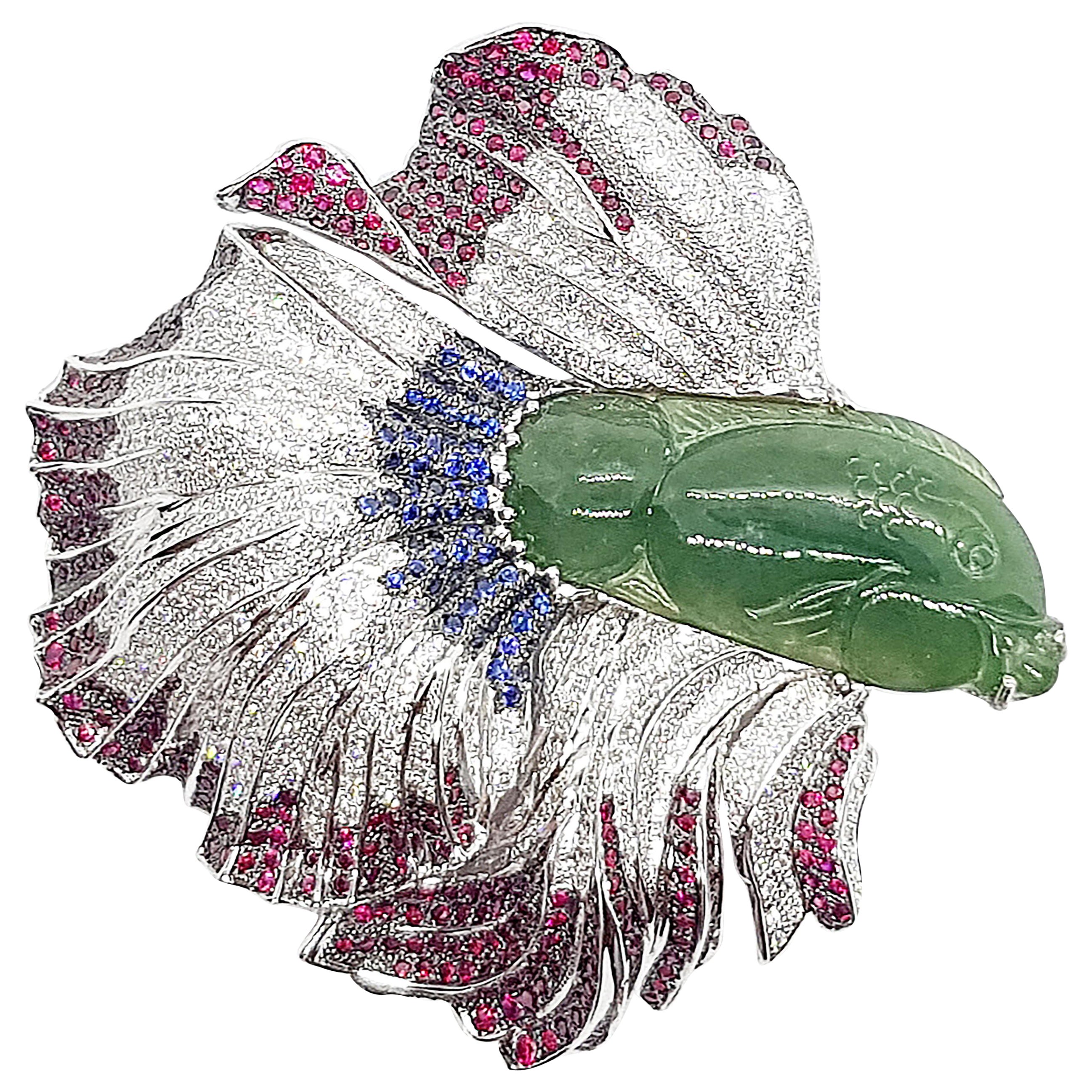 Jade, saphir, rubis et diamant Broche poisson siamois en or blanc 18 carats en vente