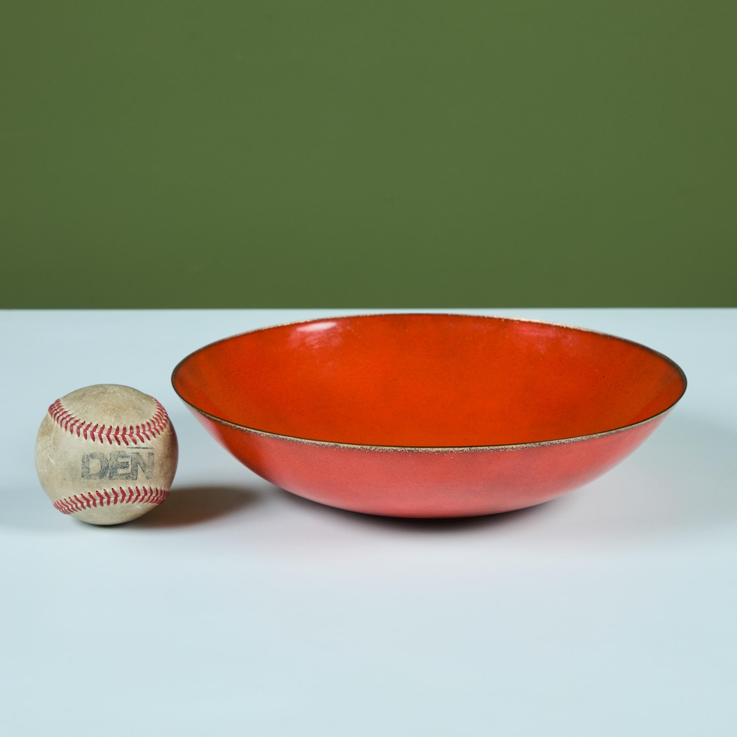 Mid-Century moderno Ciotola in rame smaltato arancione Jade Snow Wong in vendita