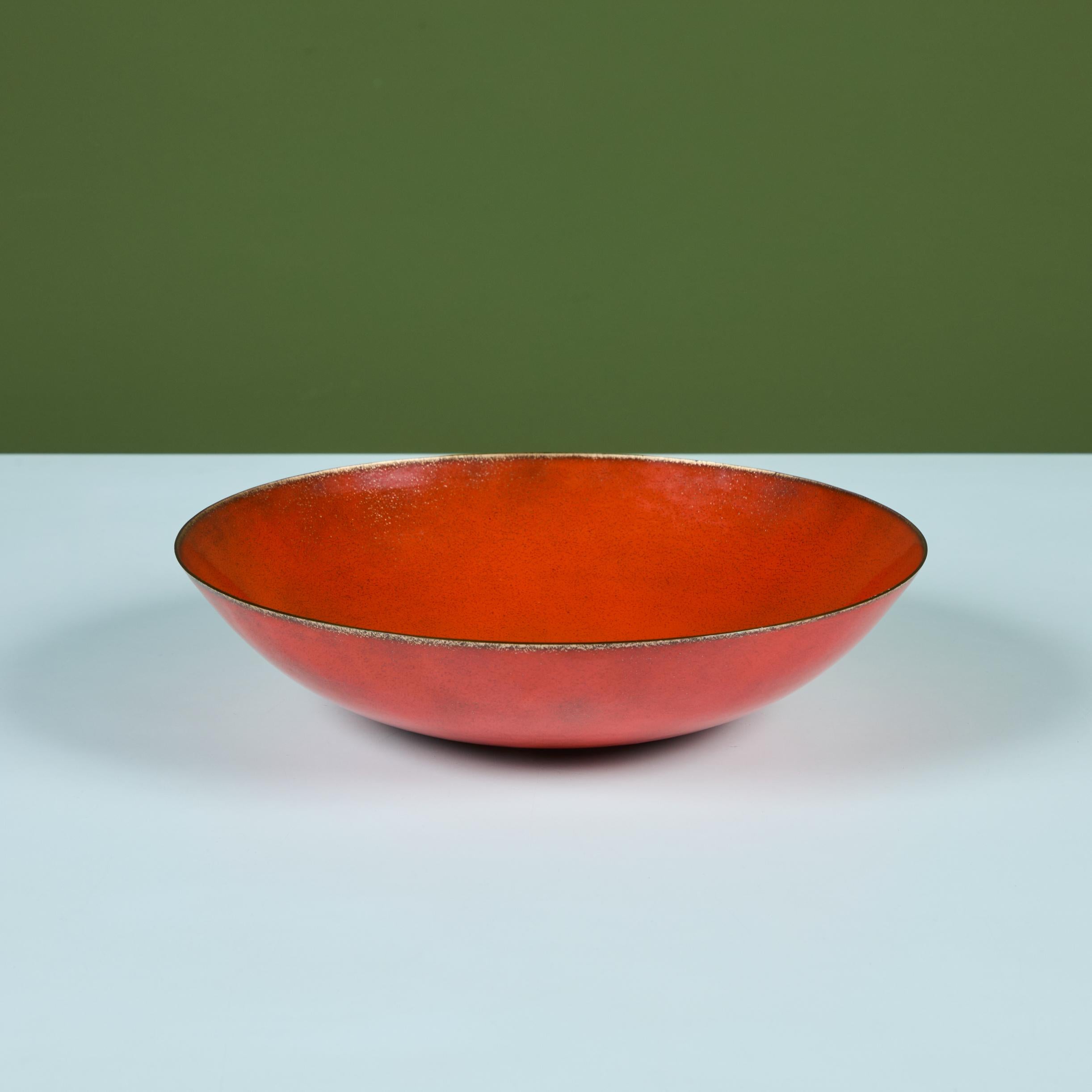 Metà XX secolo Ciotola in rame smaltato arancione Jade Snow Wong in vendita