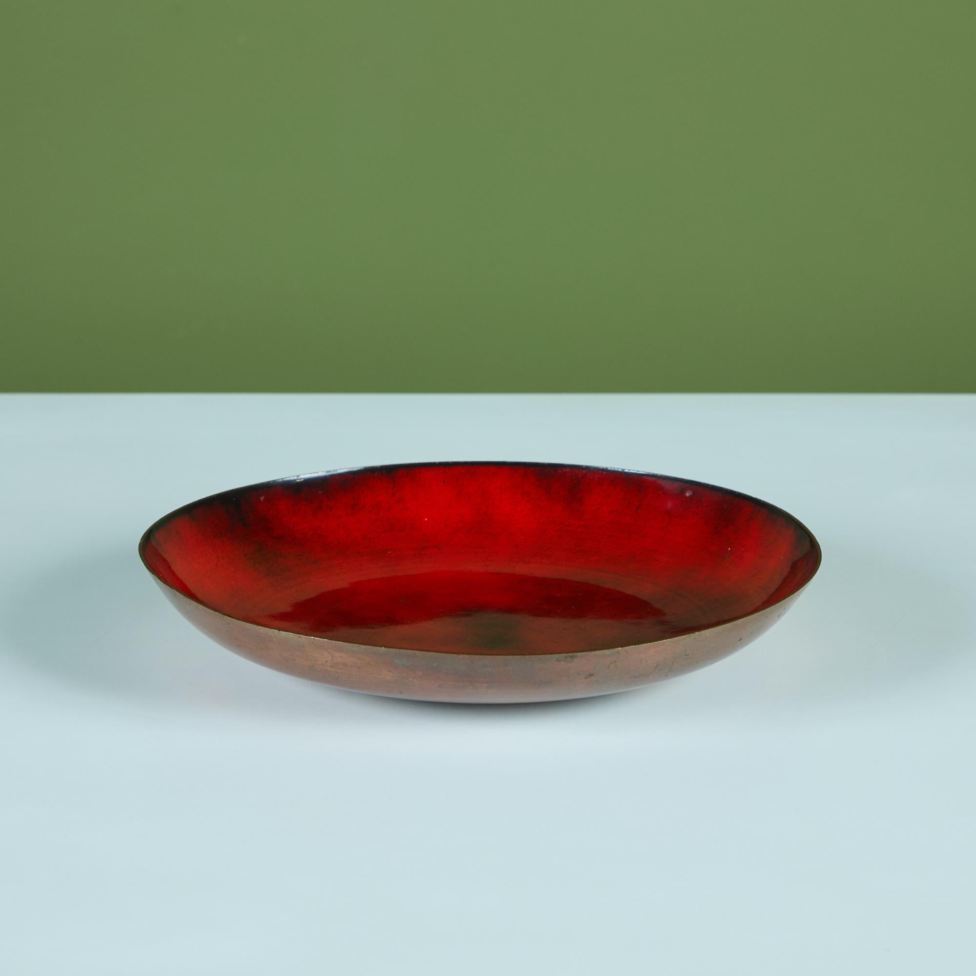 Assiette en cuivre émaillé de l'artiste californienne Jade Snow Wong c.1950s. L'assiette présente une forme en cuivre avec une glaçure émaillée rouge. Signé au verso.

Dimensions
10