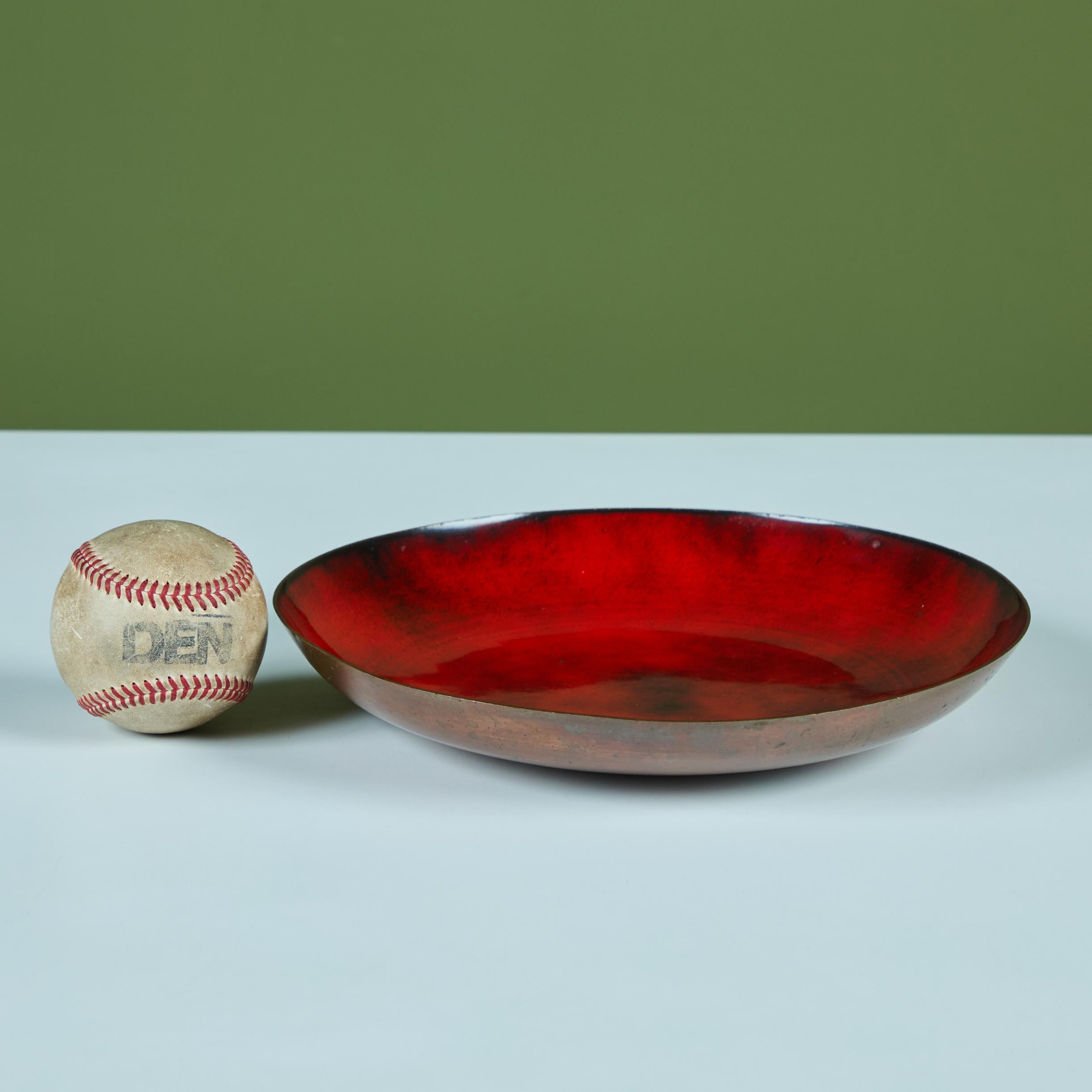 Mid-Century Modern Jade Snow Wong Plaque de cuivre émaillée rouge en vente