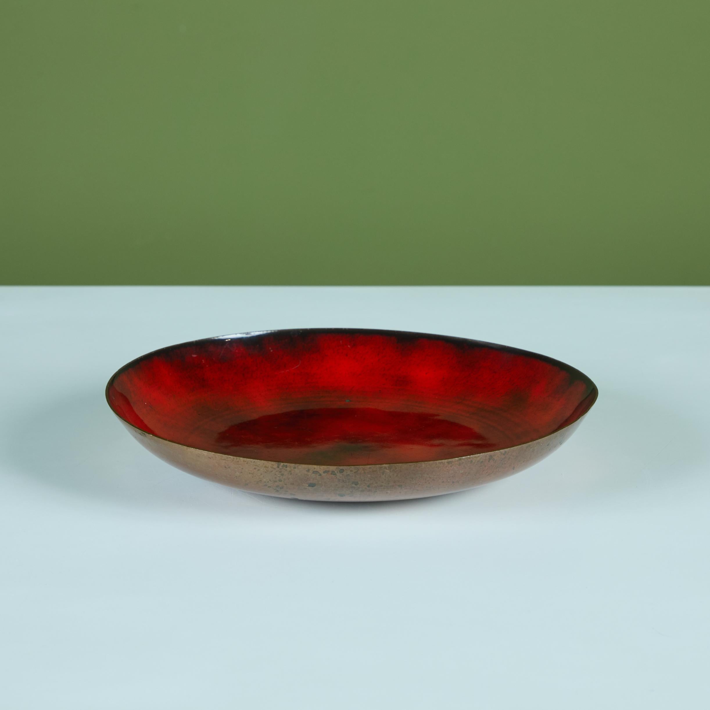 Milieu du XXe siècle Jade Snow Wong Plaque de cuivre émaillée rouge en vente