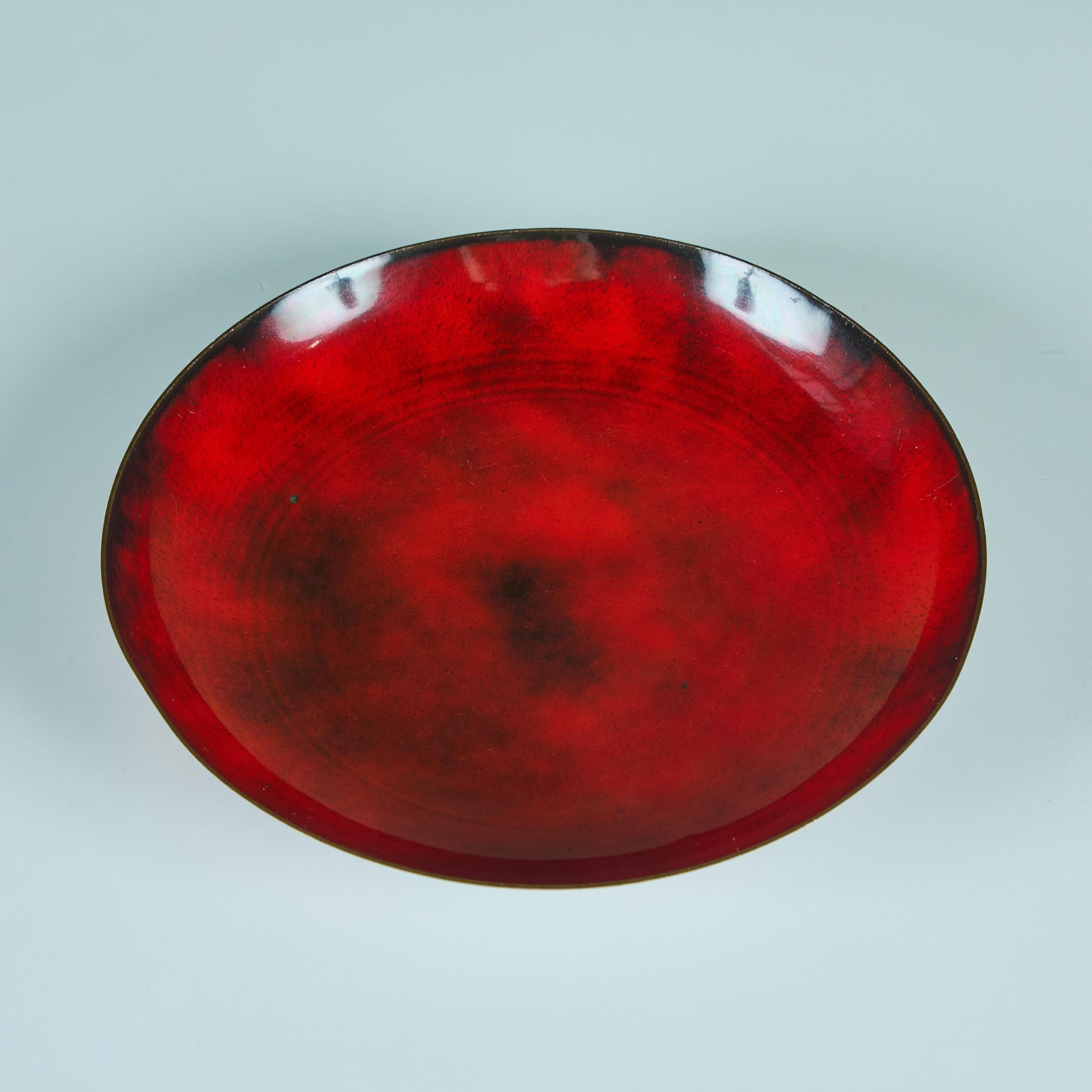 Jade Snow Wong Plaque de cuivre émaillée rouge en vente 1