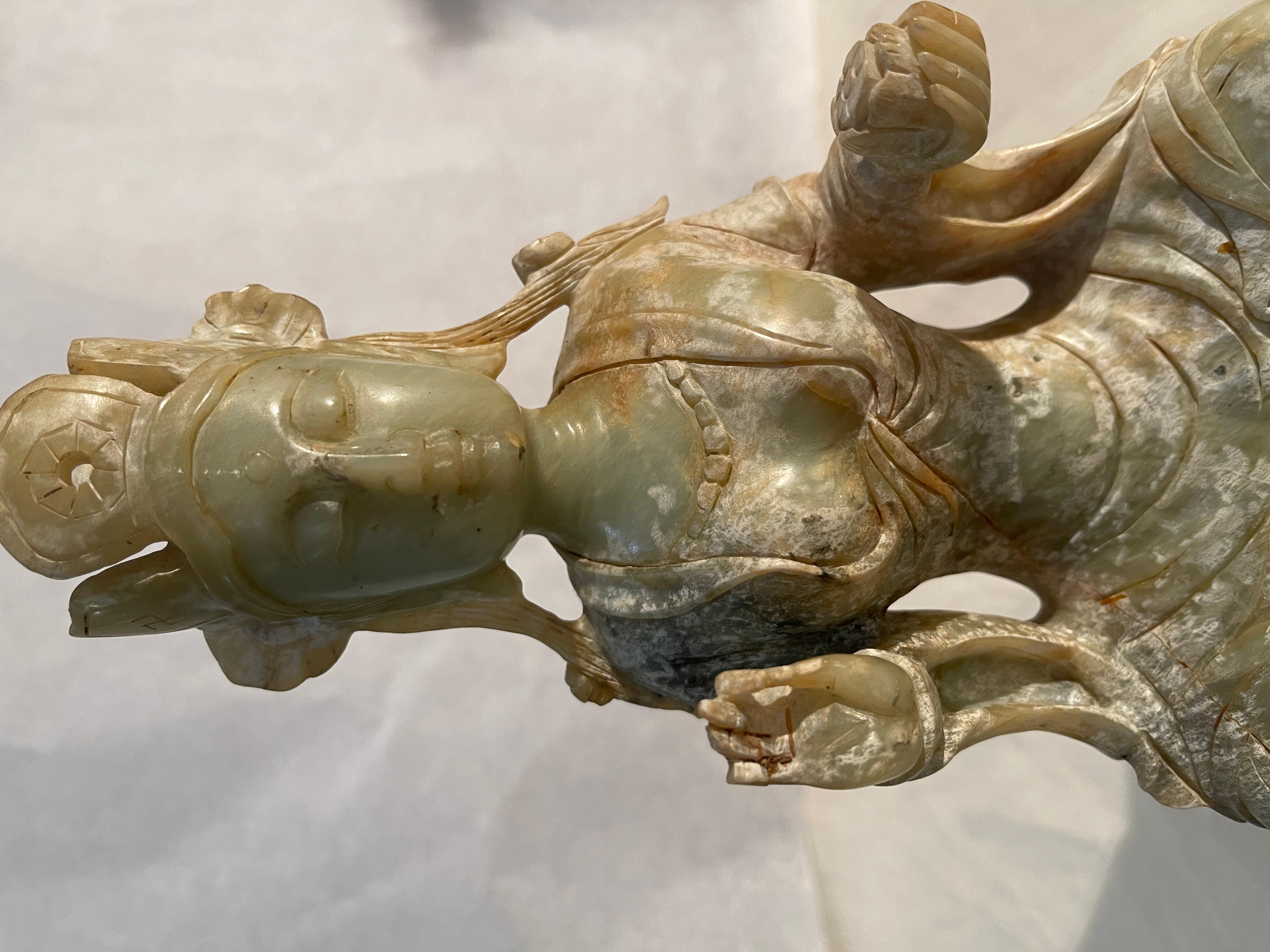 Jade statue, goddess Guanyin with lotus flower, China, 18th-19th century In Good Condition For Sale In Monza, IT