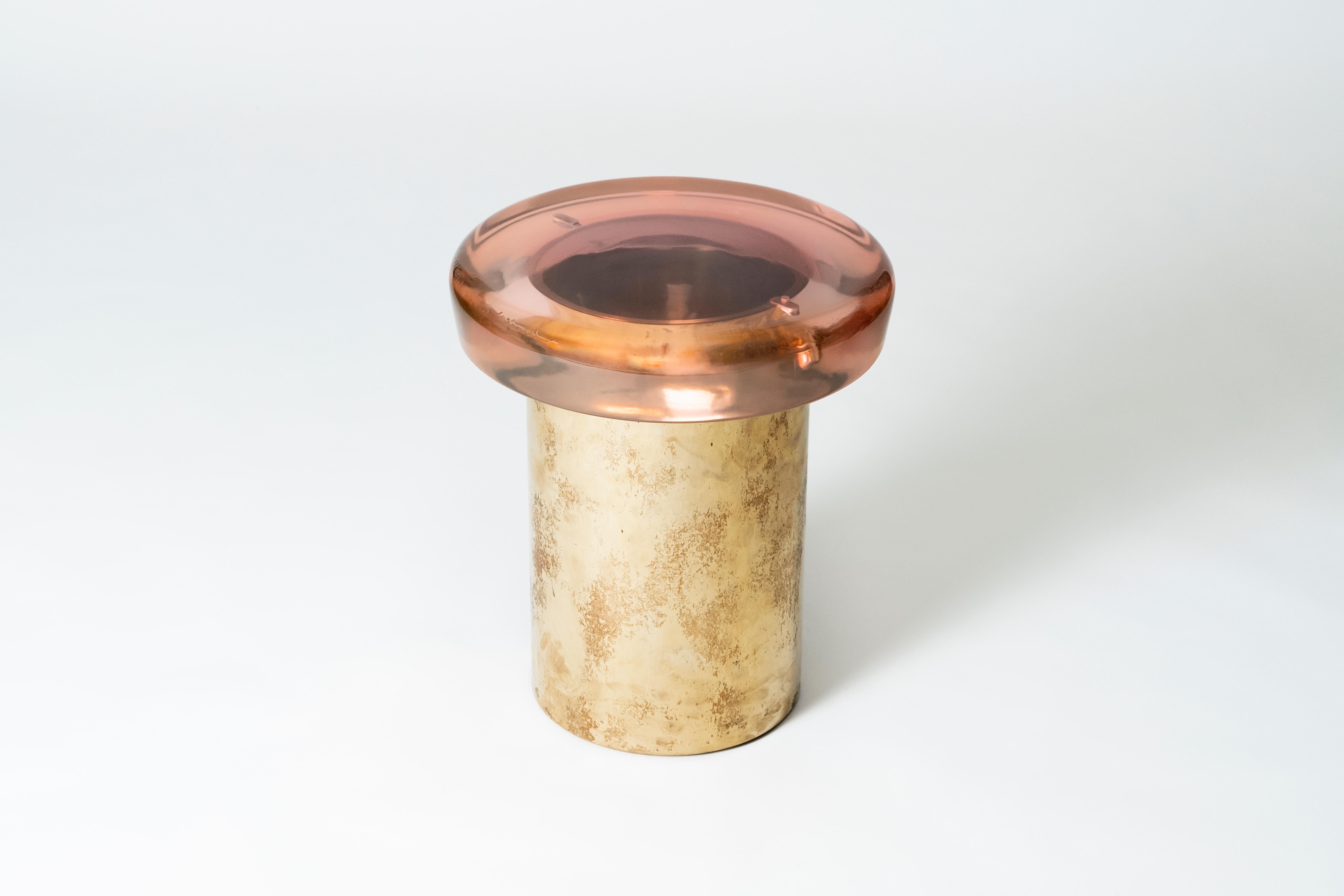 Sgabello Jade di Draga & Aurel
Dimensioni: L 40, P 40, H 46, Ø superiore 40 cm
Materiali: Resina e bronzo

Formati da una combinazione di resina riflettente e ottone massiccio, i tavolini Jade sembrano gemme preziose. La superficie è realizzata