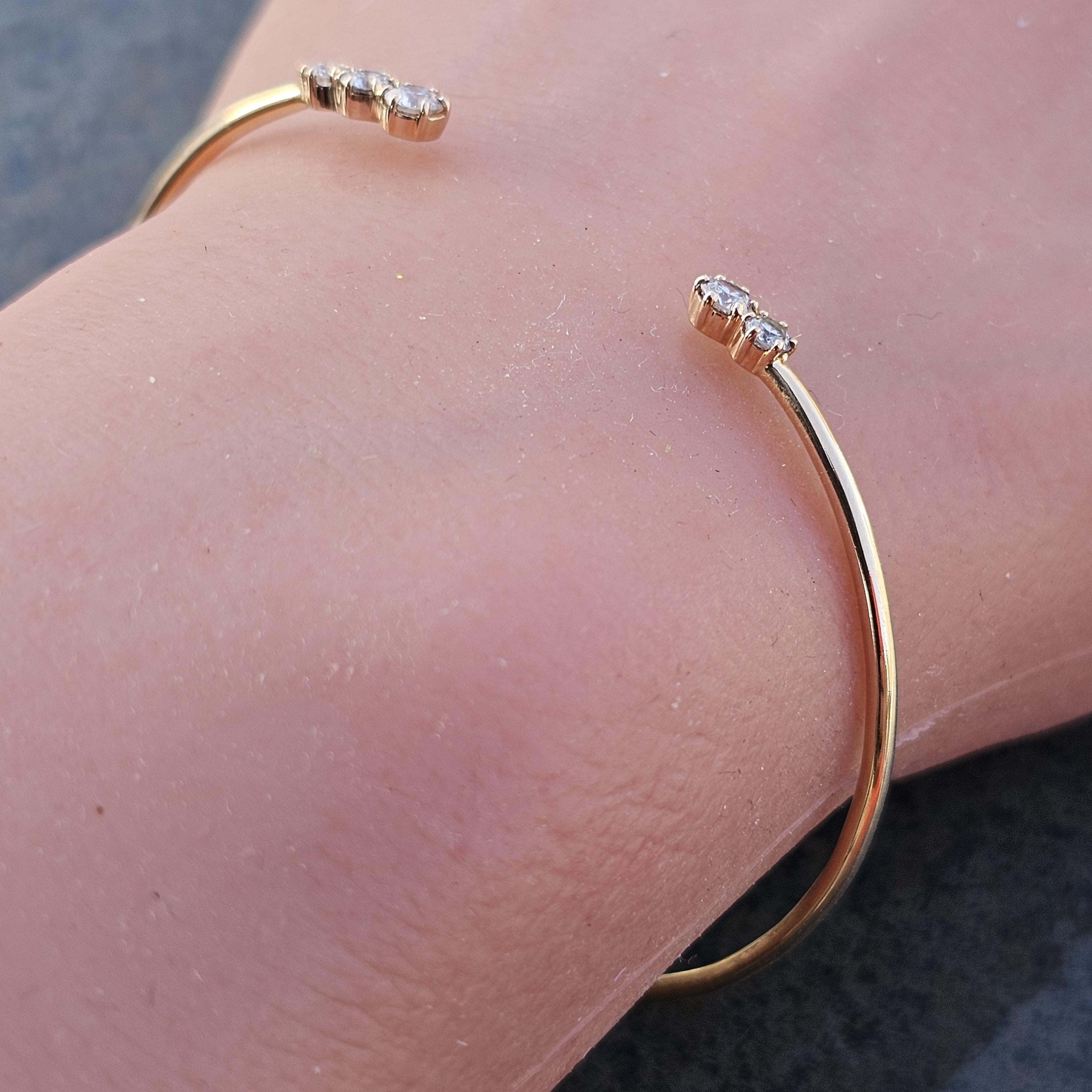 Ecco uno splendido bracciale Trau di giada dal design elegante e minimalista. Il bracciale presenta 5 diamanti graduati, 3 su un lato e 2 sull'altro, elegantemente incastonati su una fascia in oro rosa 18 carati. I diamanti, per un totale di 0,65