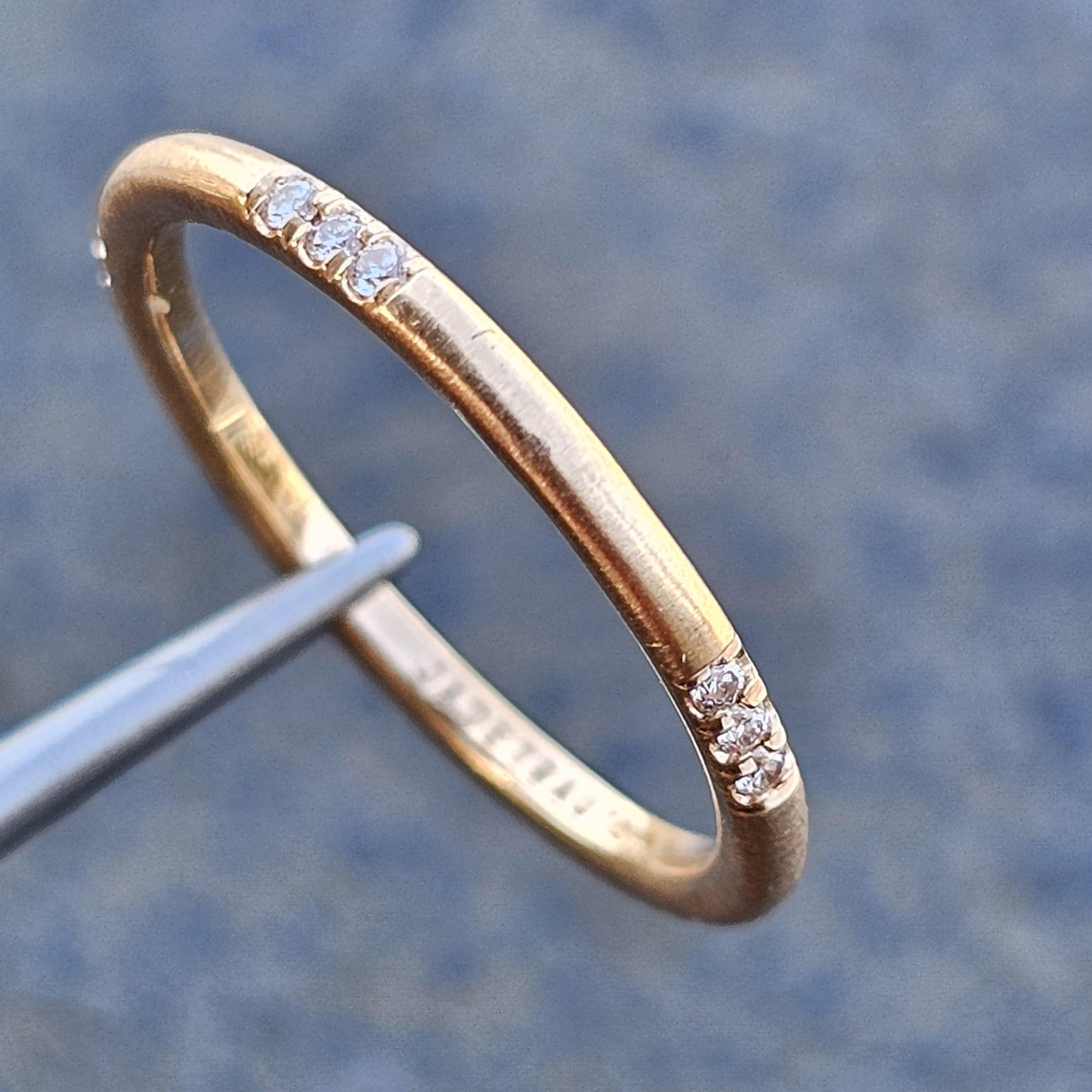 Taglio rotondo Anello di giada Trau sottile in oro rosa 18k con 15 diamanti, misura 6,5 1,6 g eternità in vendita