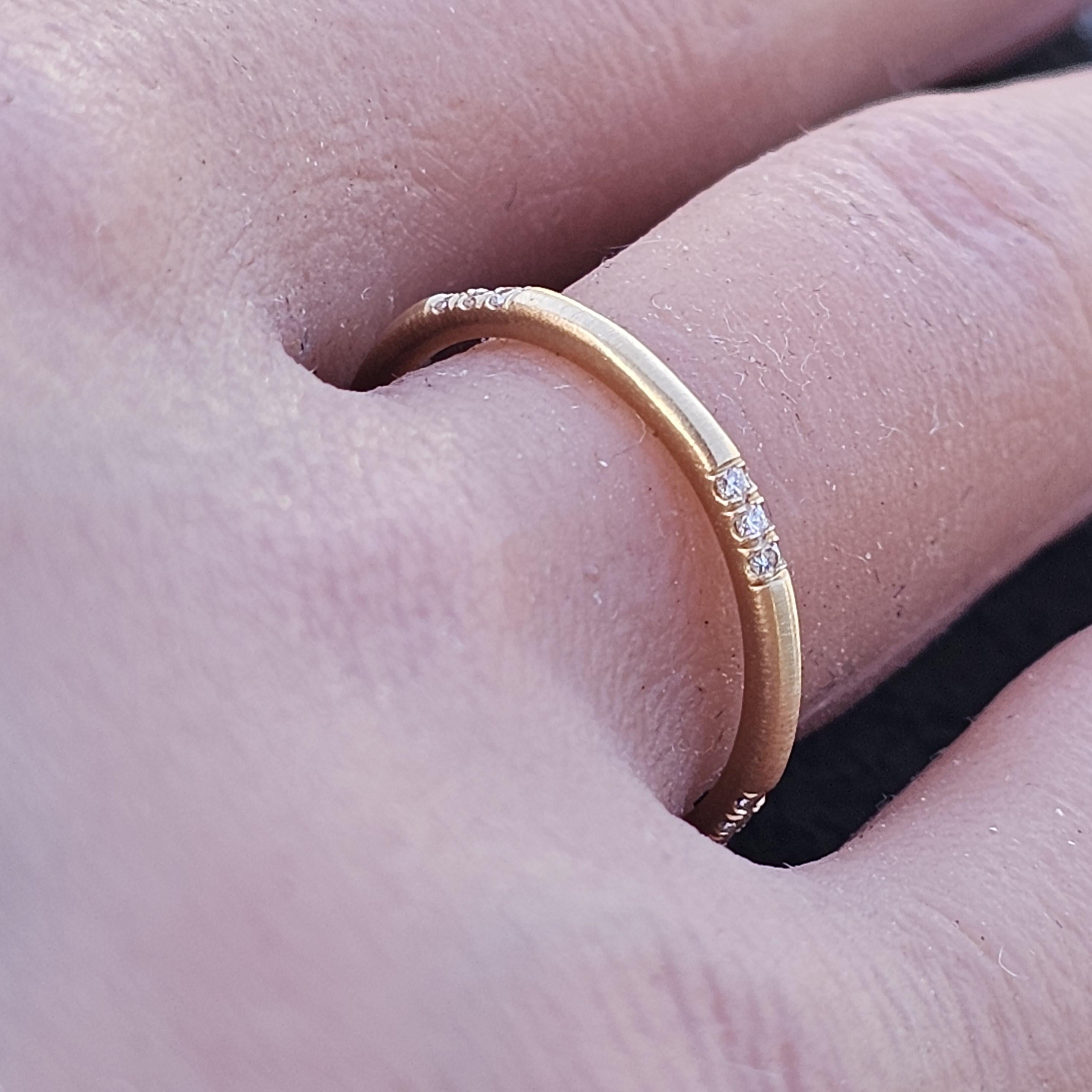 Donna Anello di giada Trau sottile in oro rosa 18k con 15 diamanti, misura 6,5 1,6 g eternità in vendita