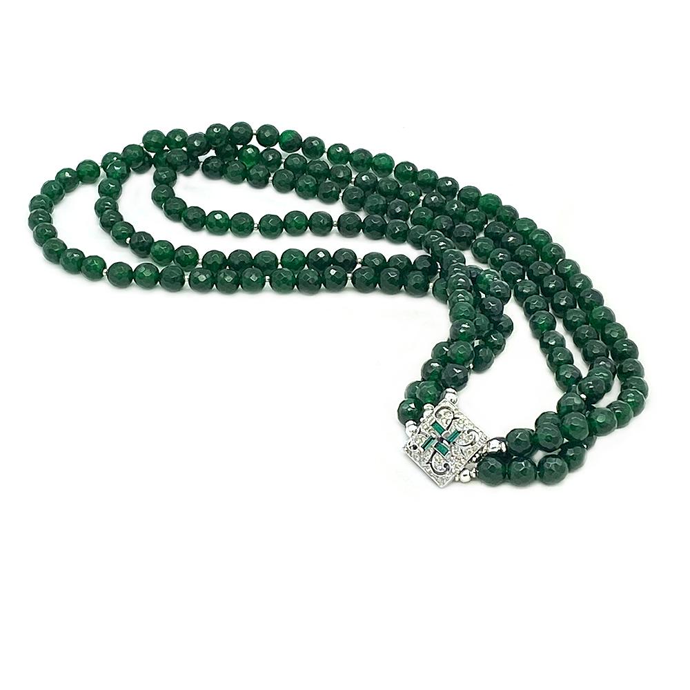 Collar de tres vueltas de jade con cierre estilo Art Déco Cuenta en venta