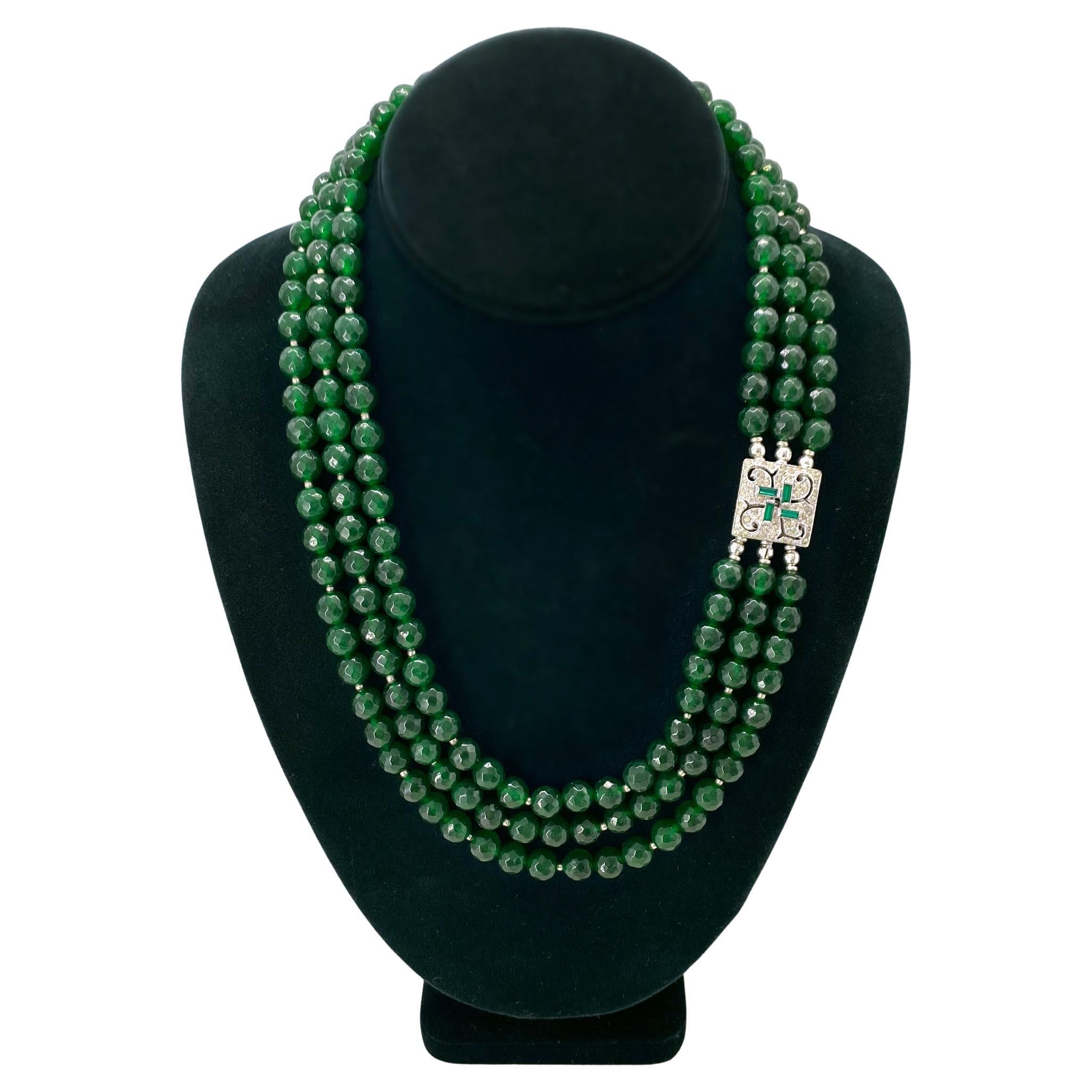 Collar de tres vueltas de jade con cierre estilo Art Déco en Nuevo estado para la venta en Atlanta, GA