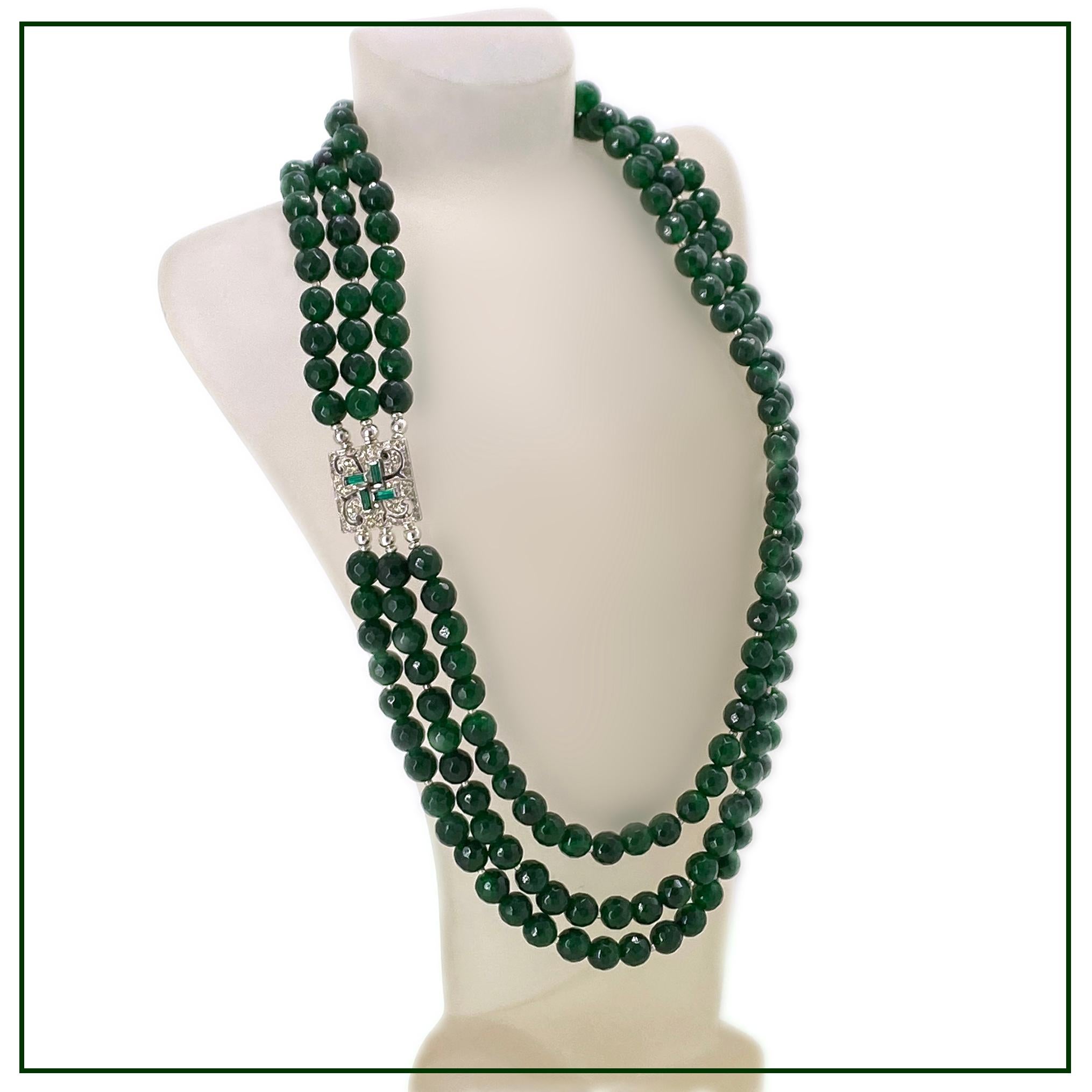 De las mujeres Collar de tres vueltas de jade con cierre estilo Art Déco en venta
