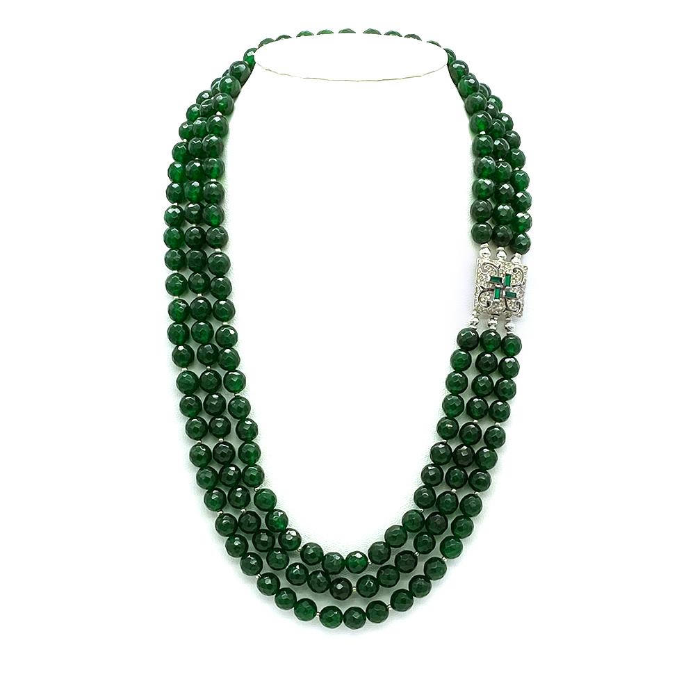 Collar de tres vueltas de jade con cierre estilo Art Déco en venta 2